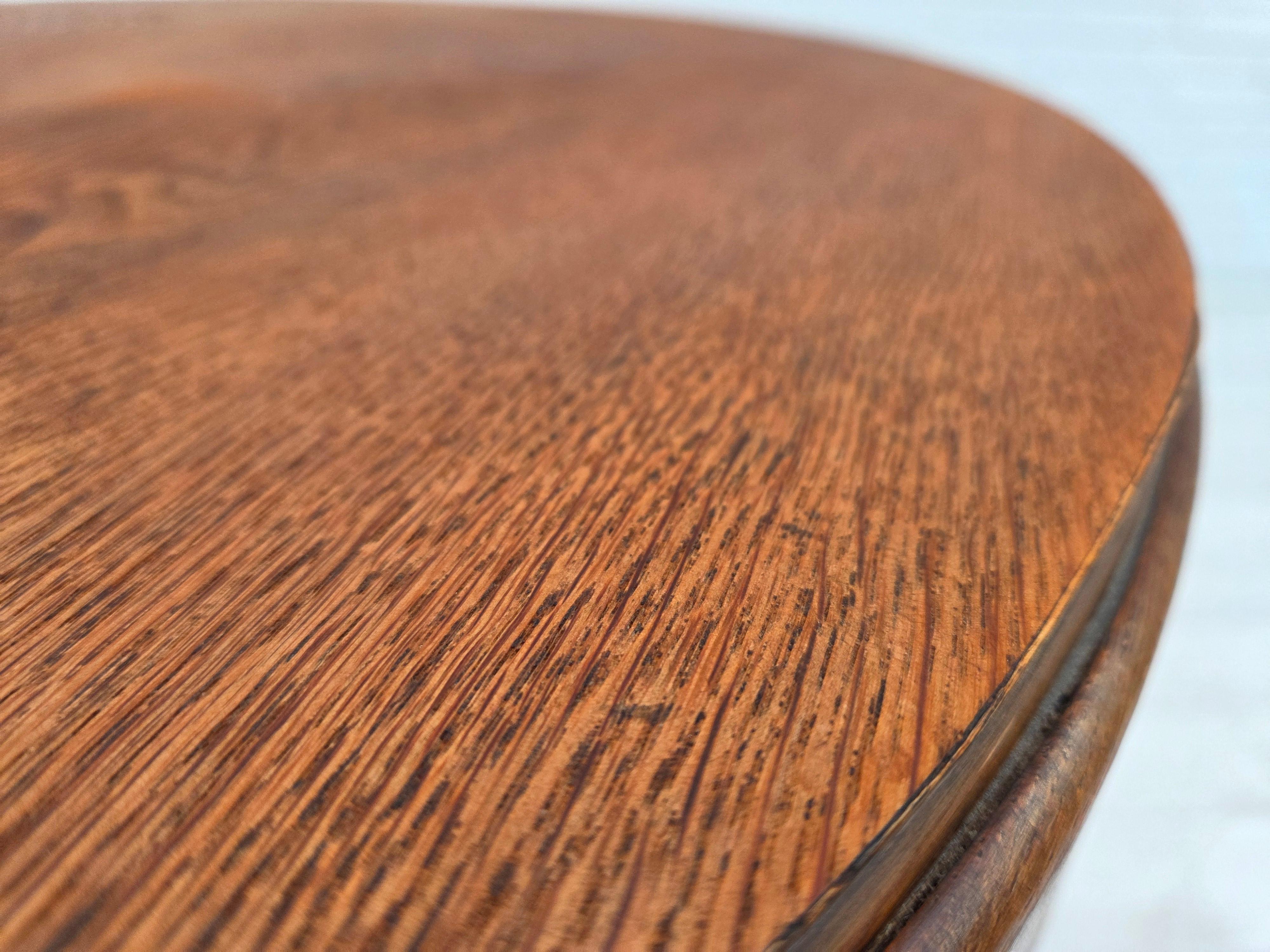 Milieu du XXe siècle 1950s, Table basse artdeco danoise avec étagère, bois de chêne. en vente