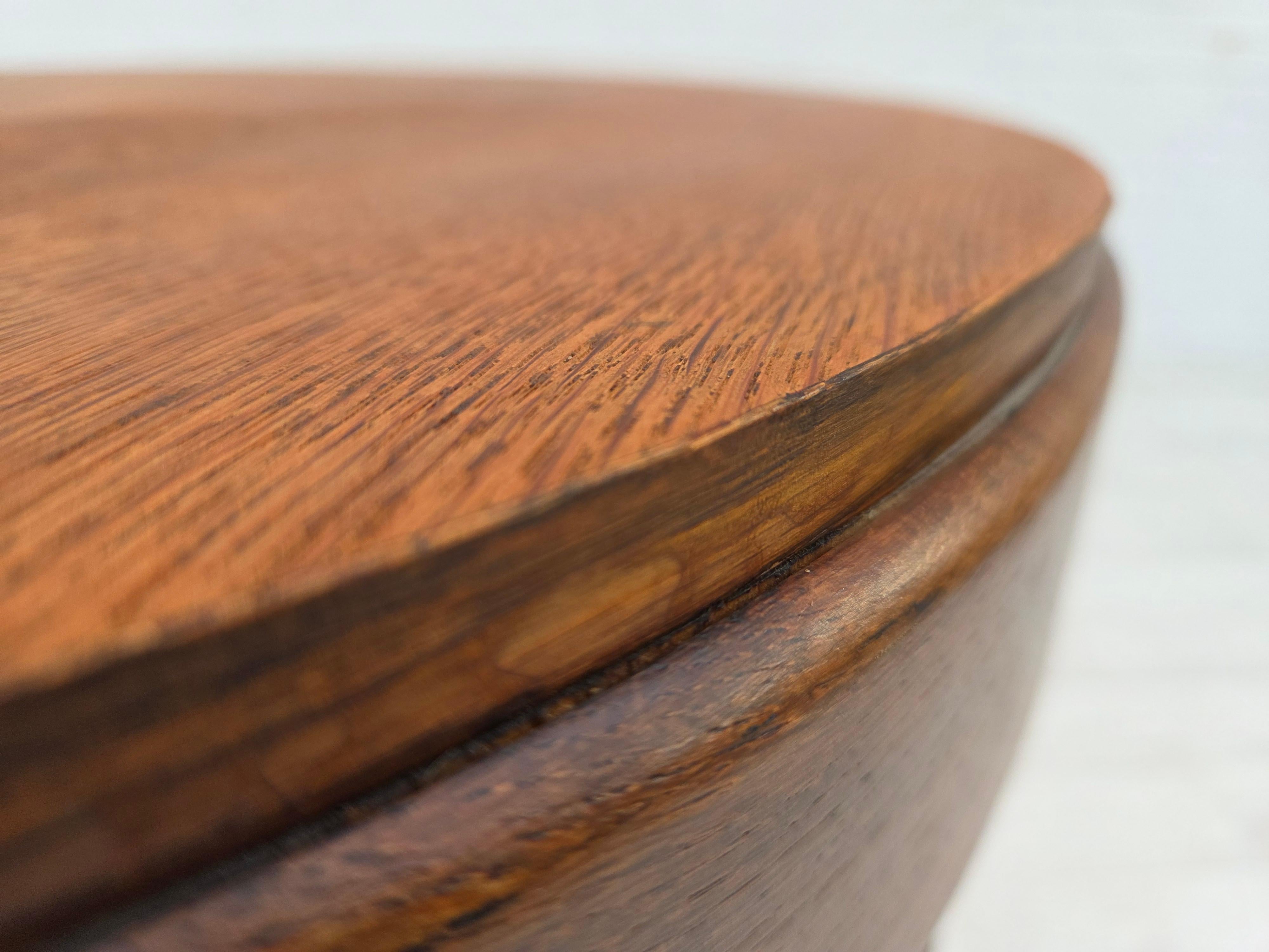 Chêne 1950s, Table basse artdeco danoise avec étagère, bois de chêne. en vente