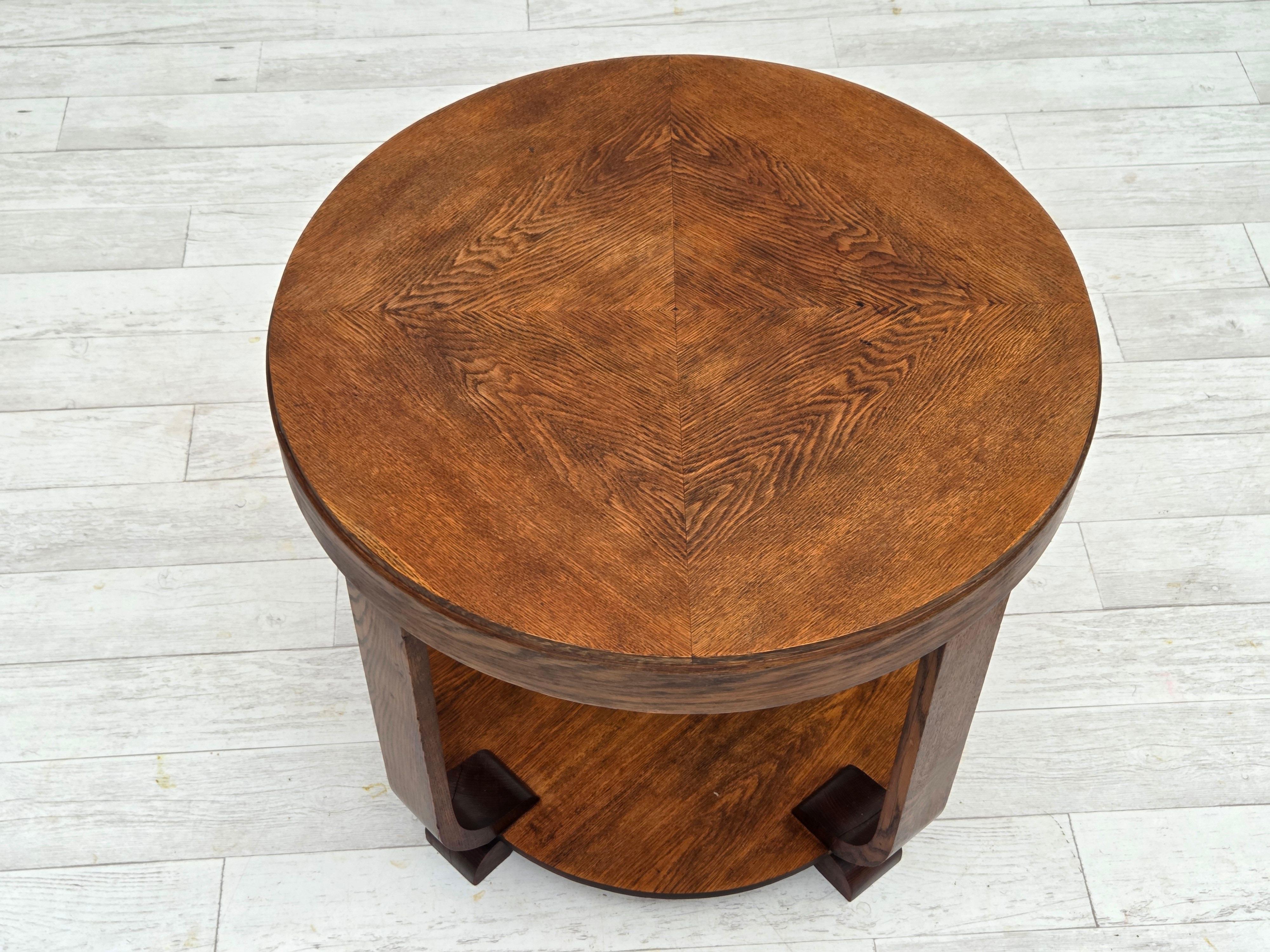 1950s, Table basse artdeco danoise avec étagère, bois de chêne. en vente 1