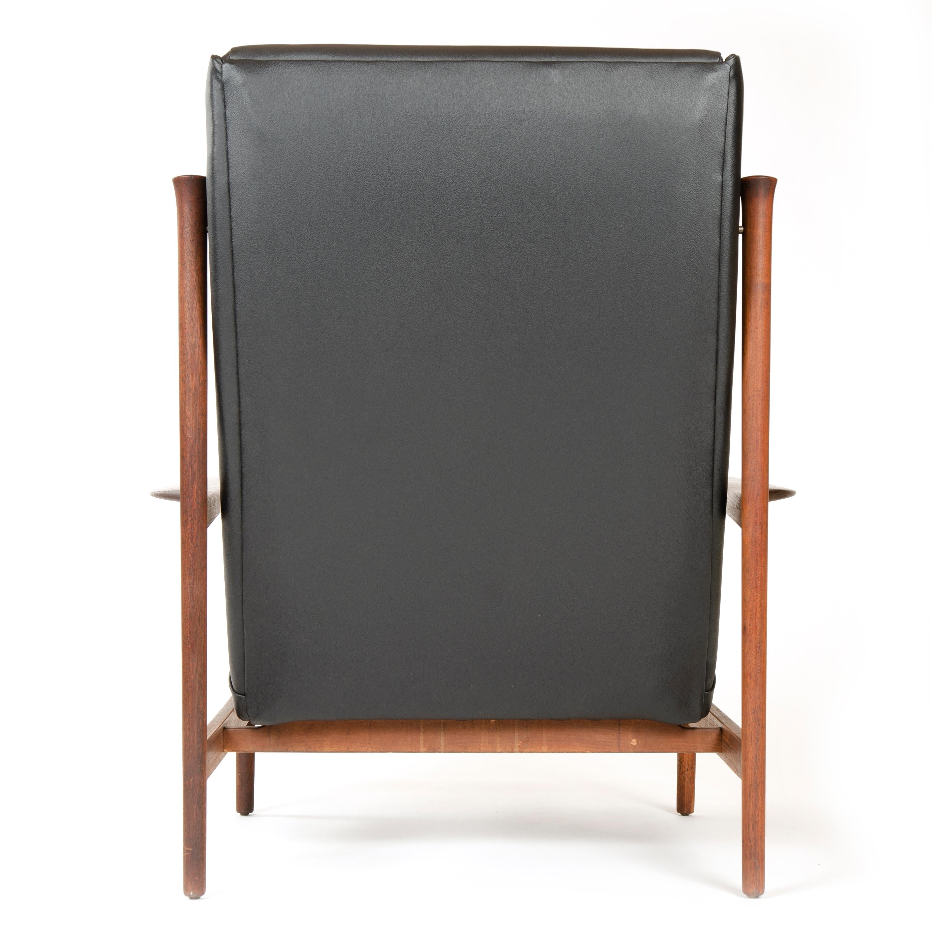 Danois chaise longue danoise des années 1950 en cuir noir par Ib Kofod Larsen en vente