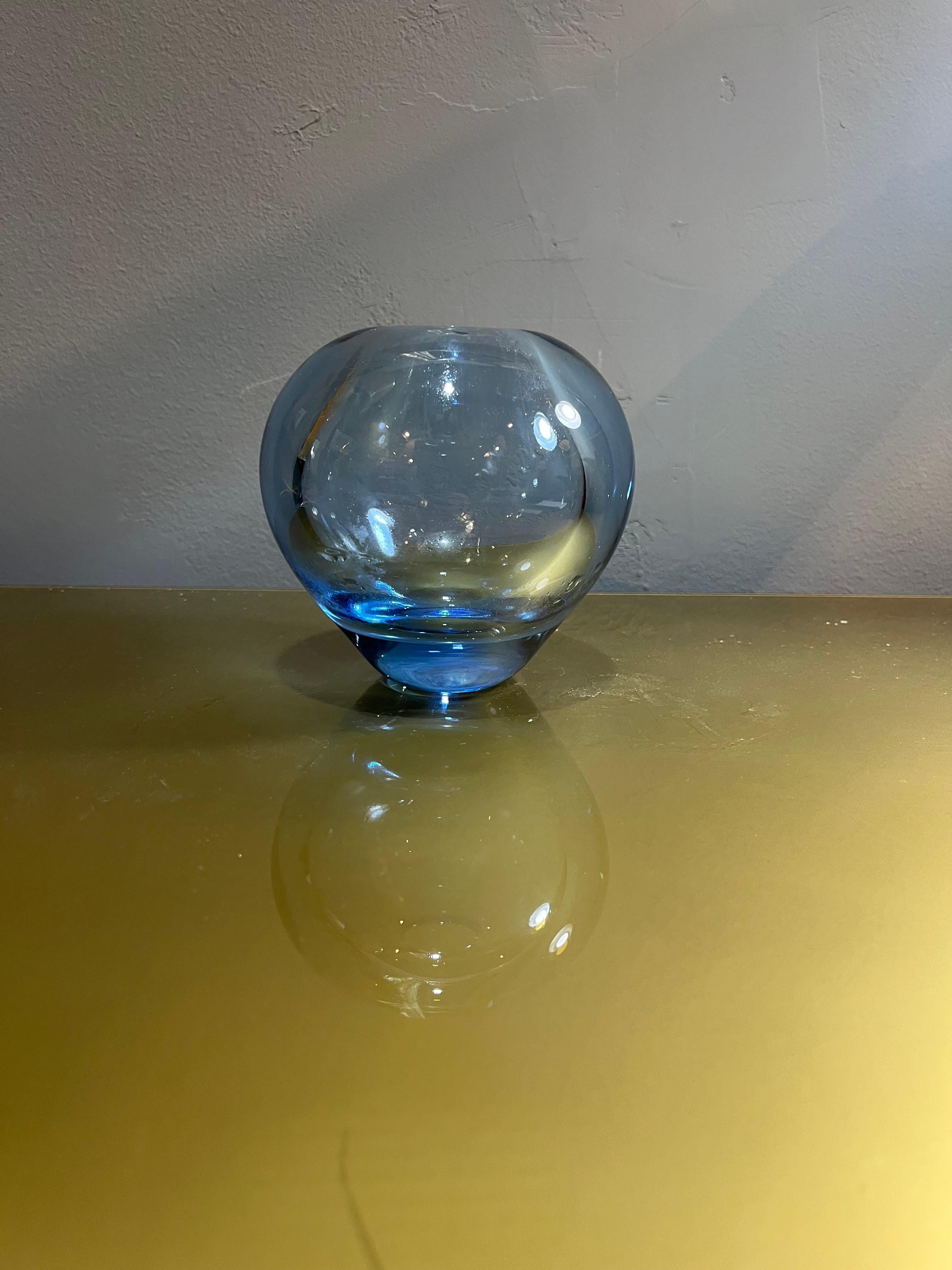 1950s Danish blown glass vase by Per Lutken for Holmegaard. Good condition with minor wear from age and use. Per Lütken for Holmegaard, an exclusive series that combines Danish craftsmanship with Scandinavian glass tradition. Created by legendary