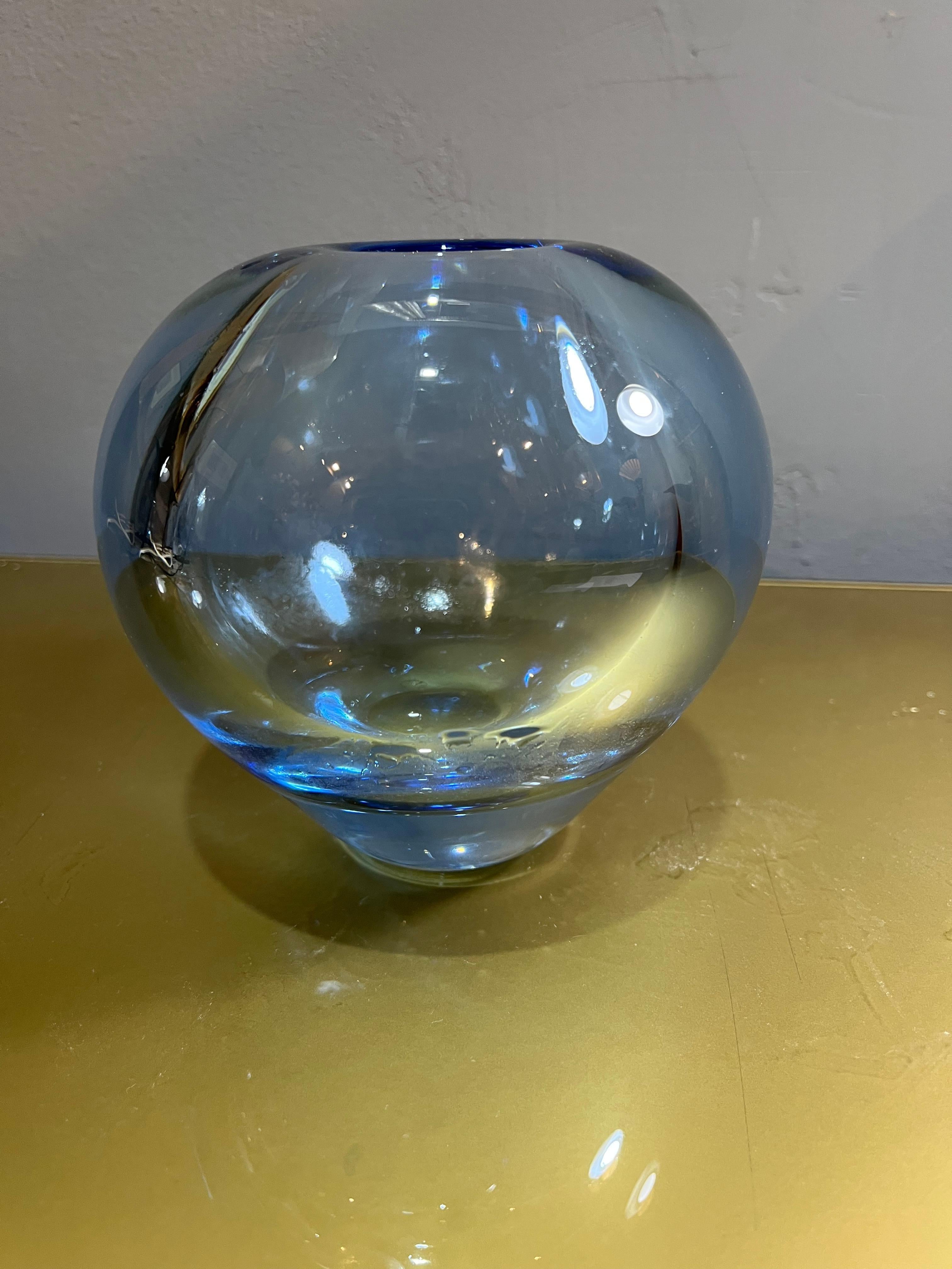 Vetro soffiato 1950s Danish blown glass vase by Per Lutken for Holmegaard in vendita