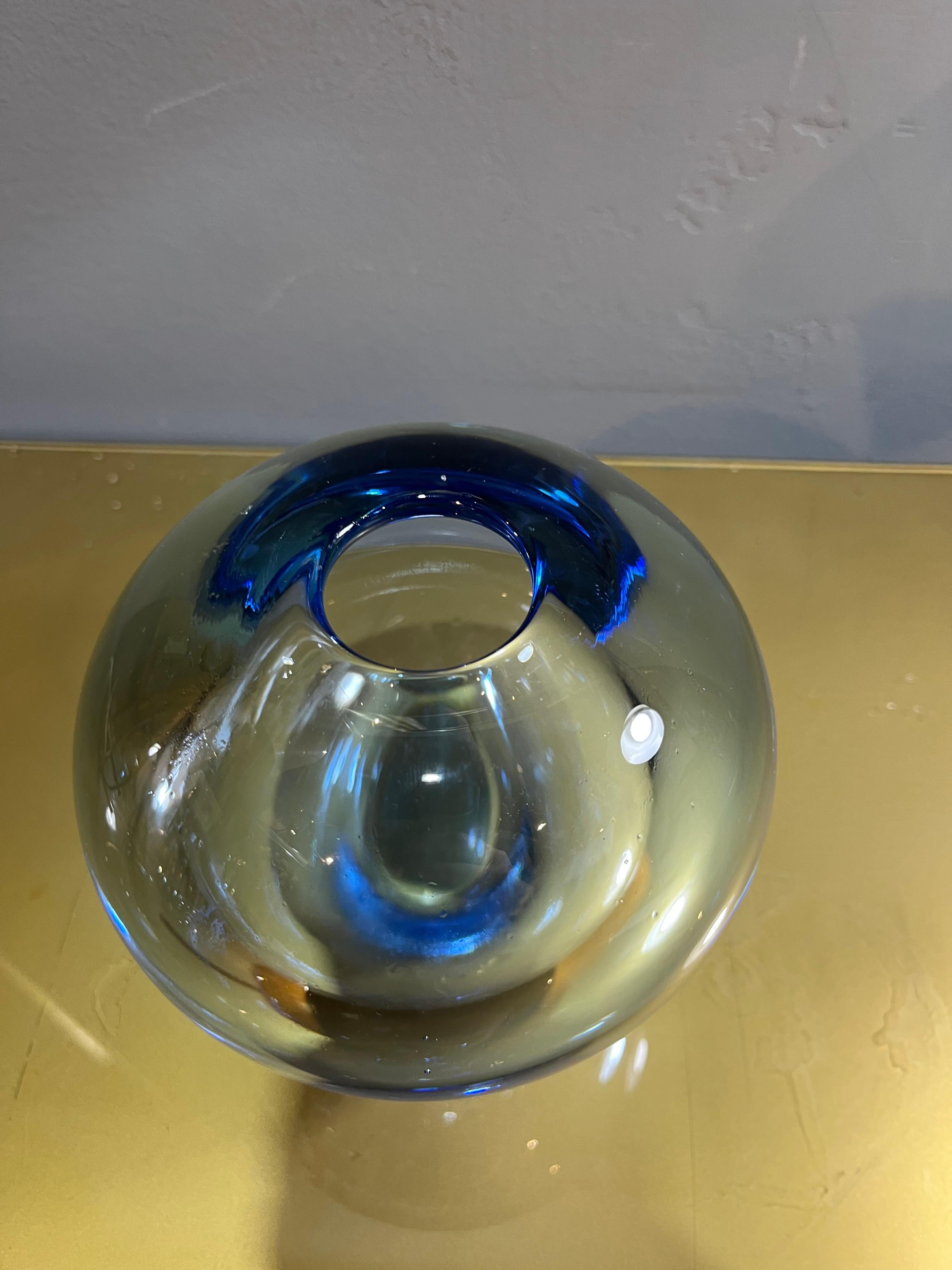 1950s Danish blown glass vase by Per Lutken for Holmegaard in vendita 2