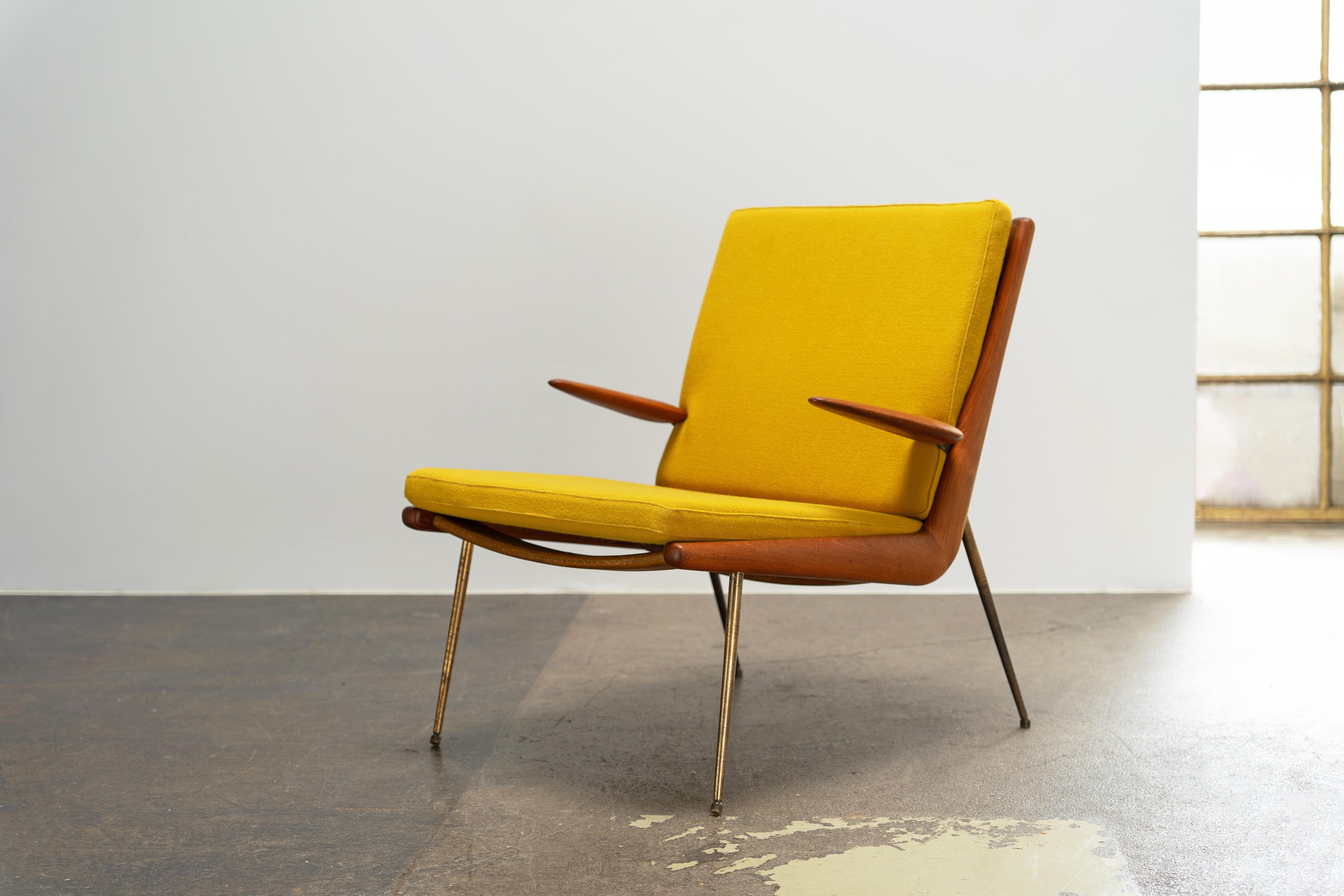 Sedia da salotto Filigree in teak con gambe in ottone, modello FD 135, disegnata da Peter Hvidt e Orla Molgaard Nielsen. La tappezzeria è stata rinnovata con il tessuto 