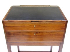 Escritorio de campaña danés de los años 50 en caoba y cuero por Svend Langkilde