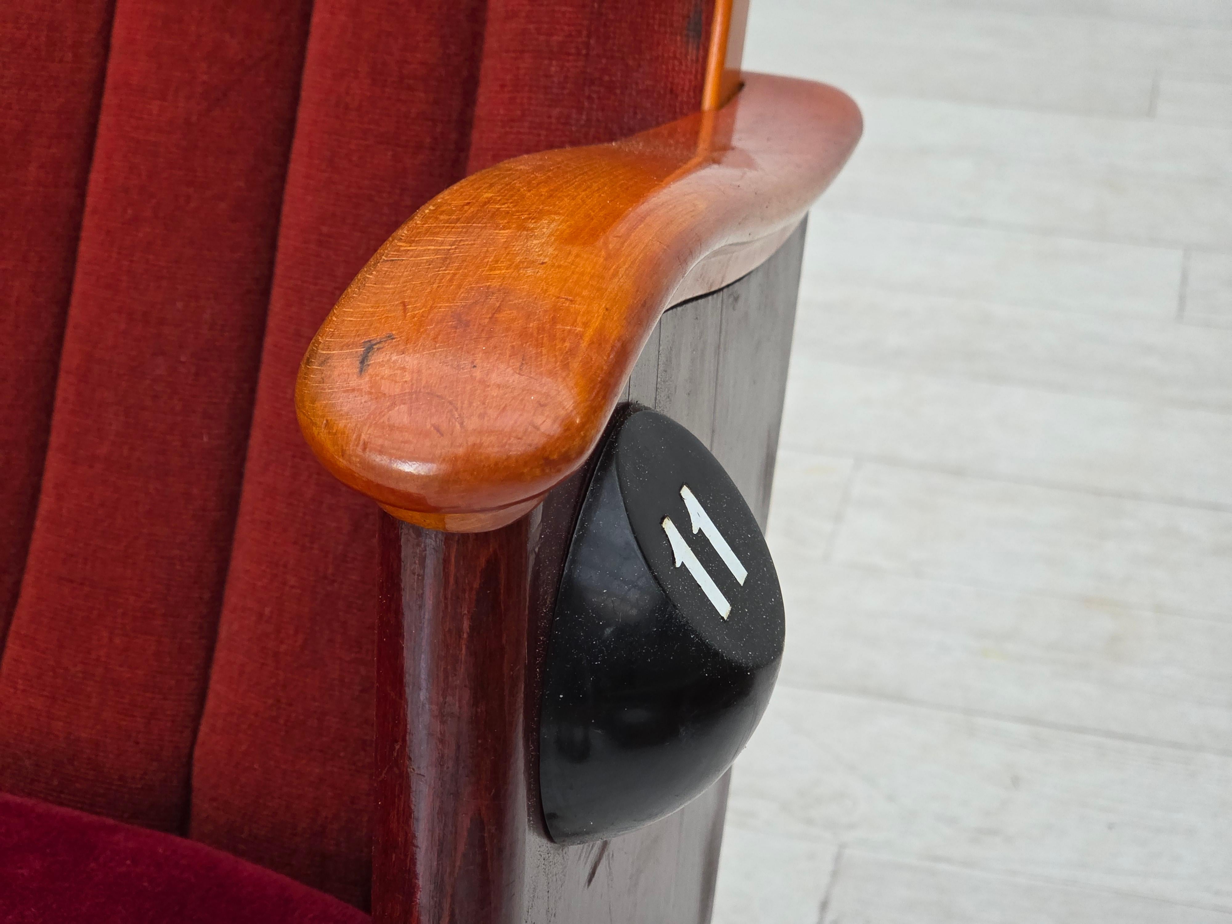 Fauteuils de cinéma danois des années 1950. Velours d'ameublement rouge et orange foncé, bois de frêne/hêtre. Bon état d'origine : utilisation conforme à l'âge, pas d'odeurs ni de taches, tissu des sièges légèrement usé. Fabriqué par un fabricant de