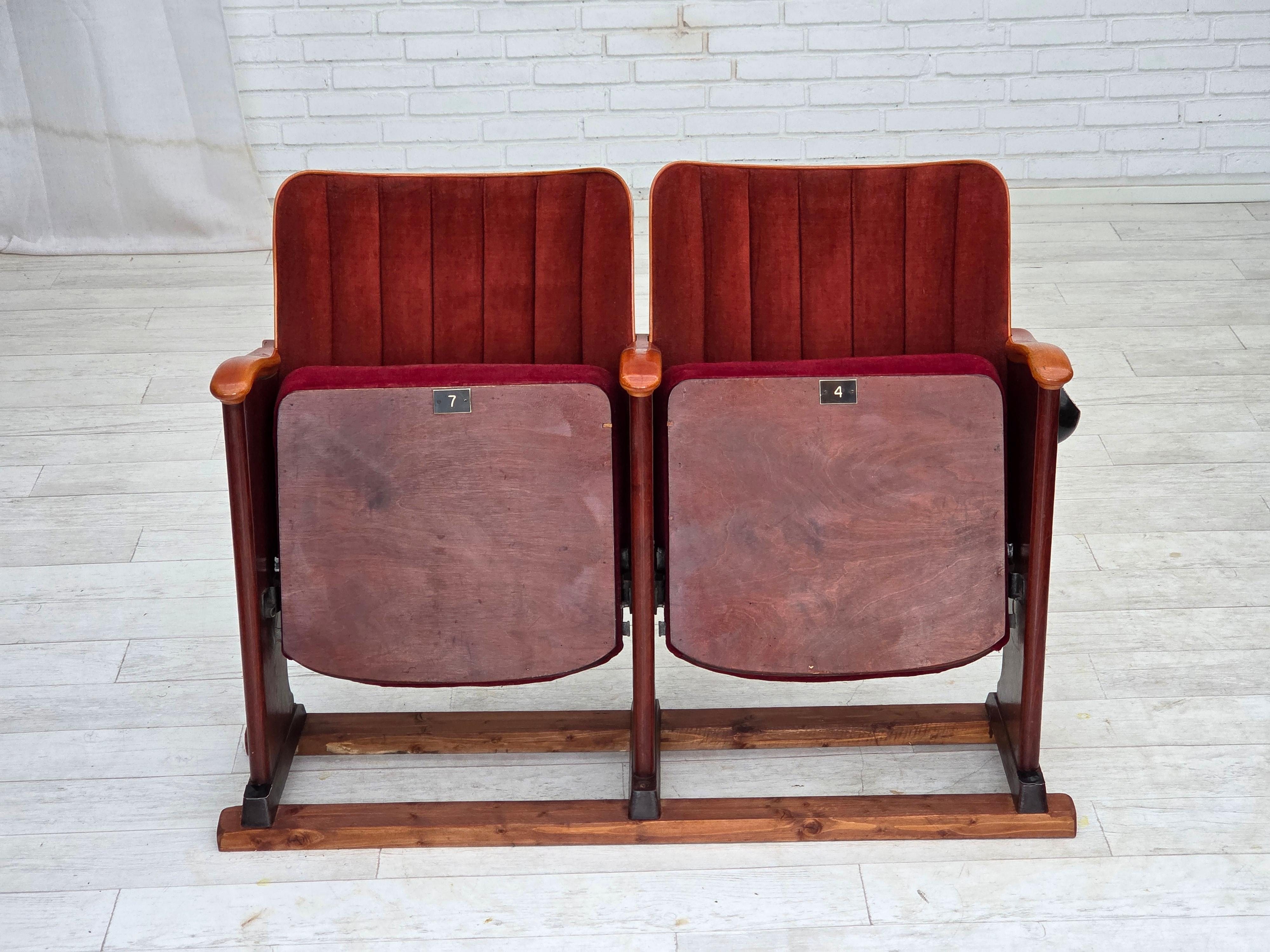 Scandinave moderne Fauteuils de cinéma danois des années 1950, meubles en velours, état d'origine. en vente