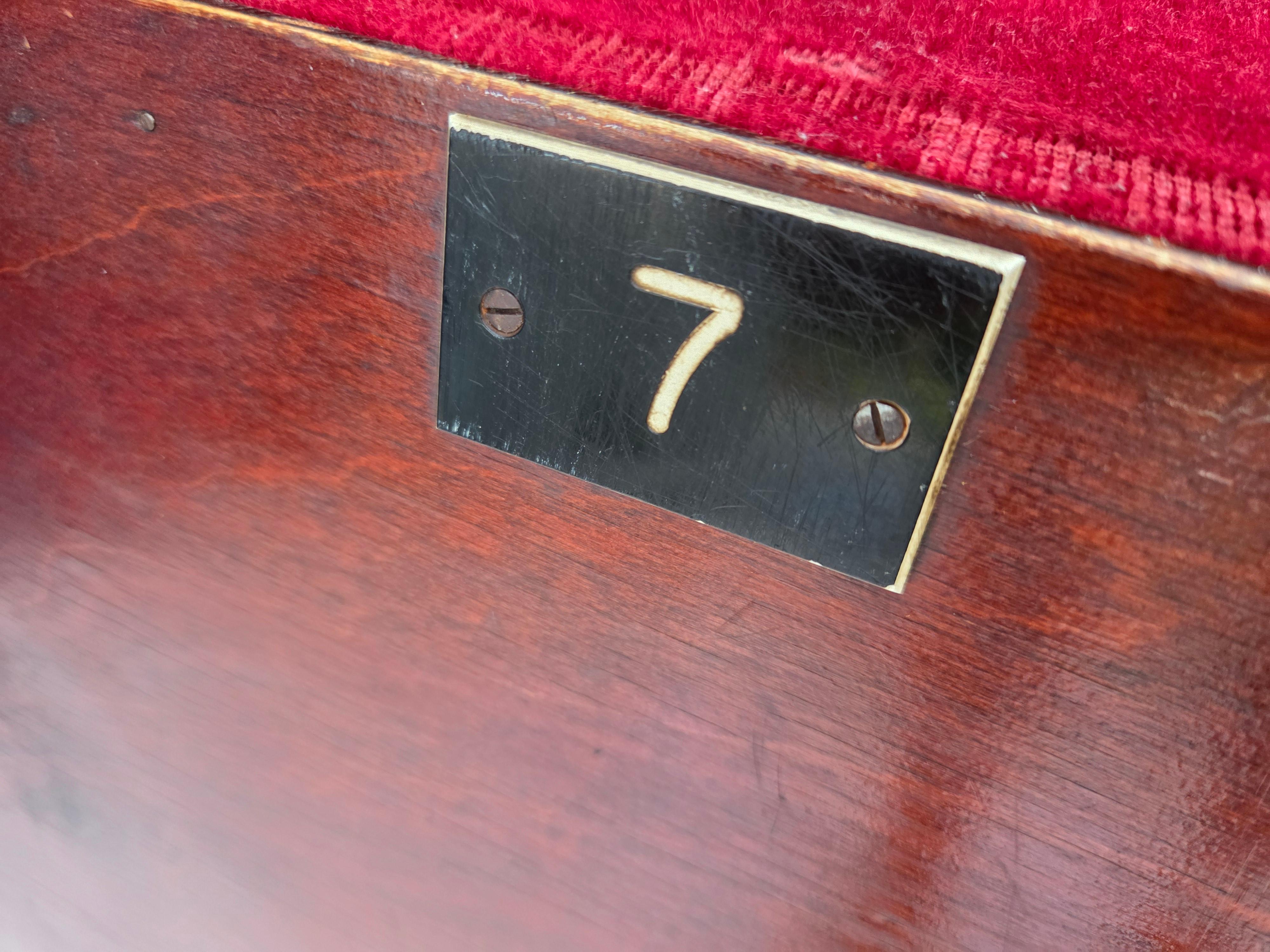 Danois Fauteuils de cinéma danois des années 1950, meubles en velours, état d'origine. en vente