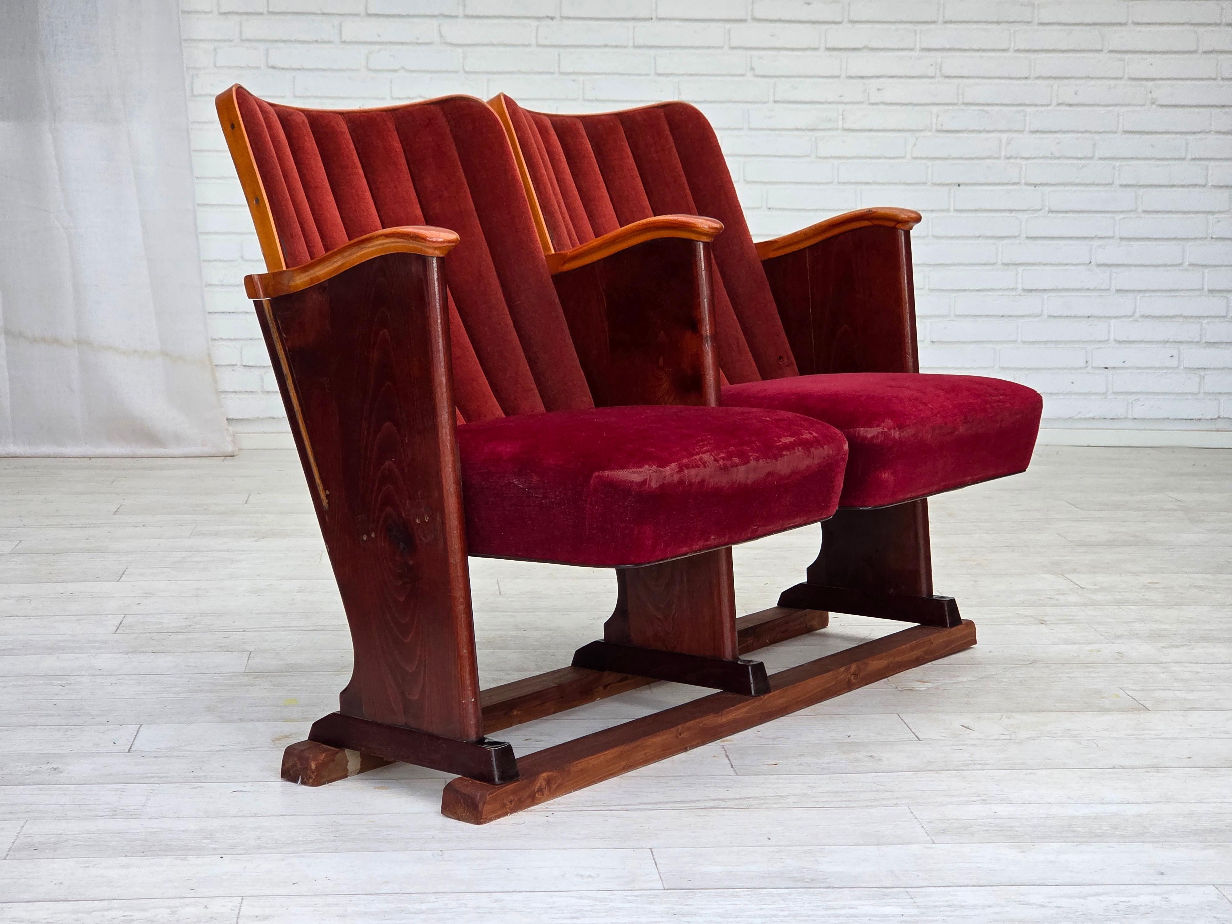 Milieu du XXe siècle Fauteuils de cinéma danois des années 1950, meubles en velours, état d'origine. en vente