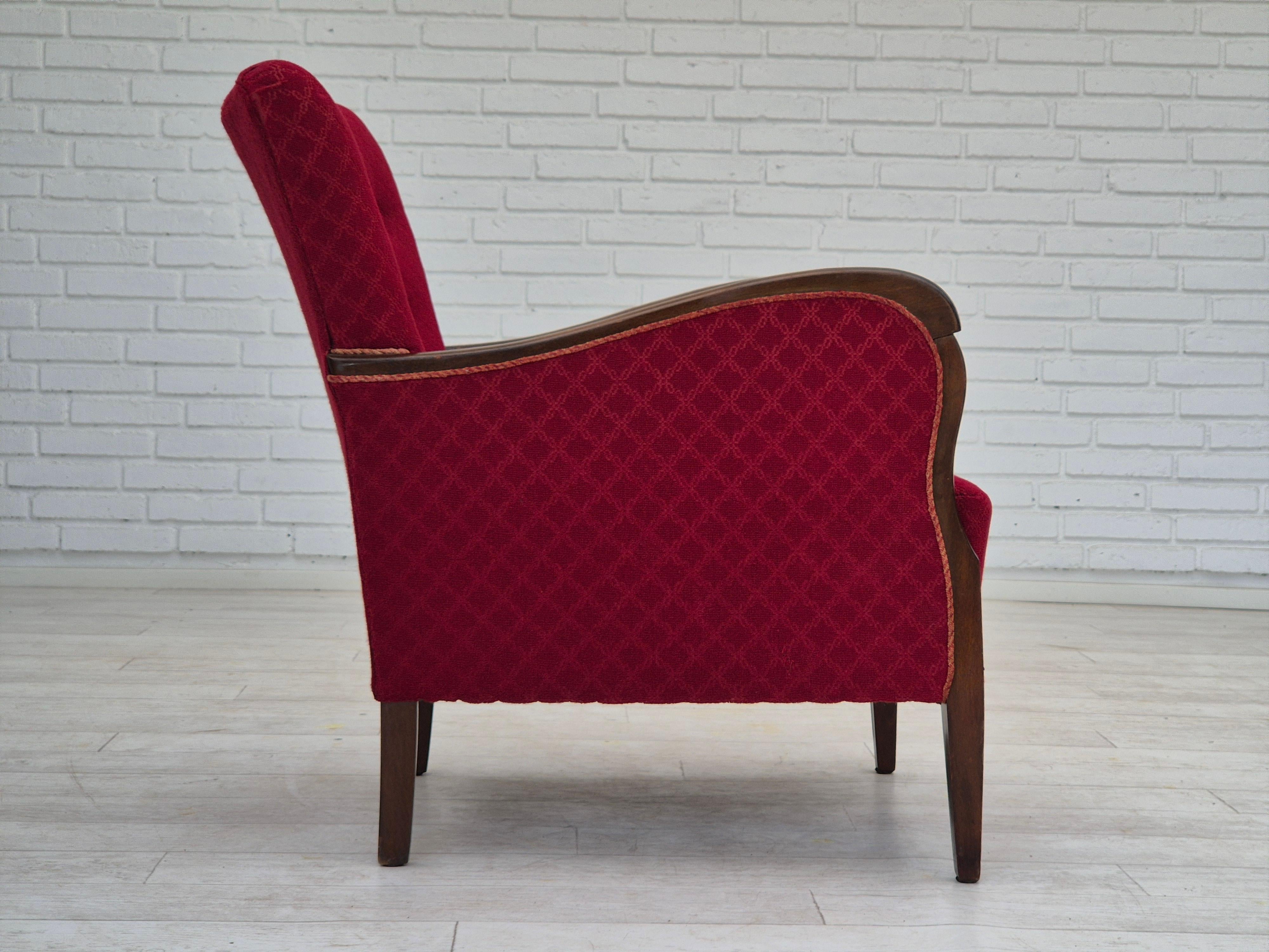 Années 50, Design/One, fauteuil, état d'origine, tissu coton-laine rouge. Bon état - En vente à Tarm, 82