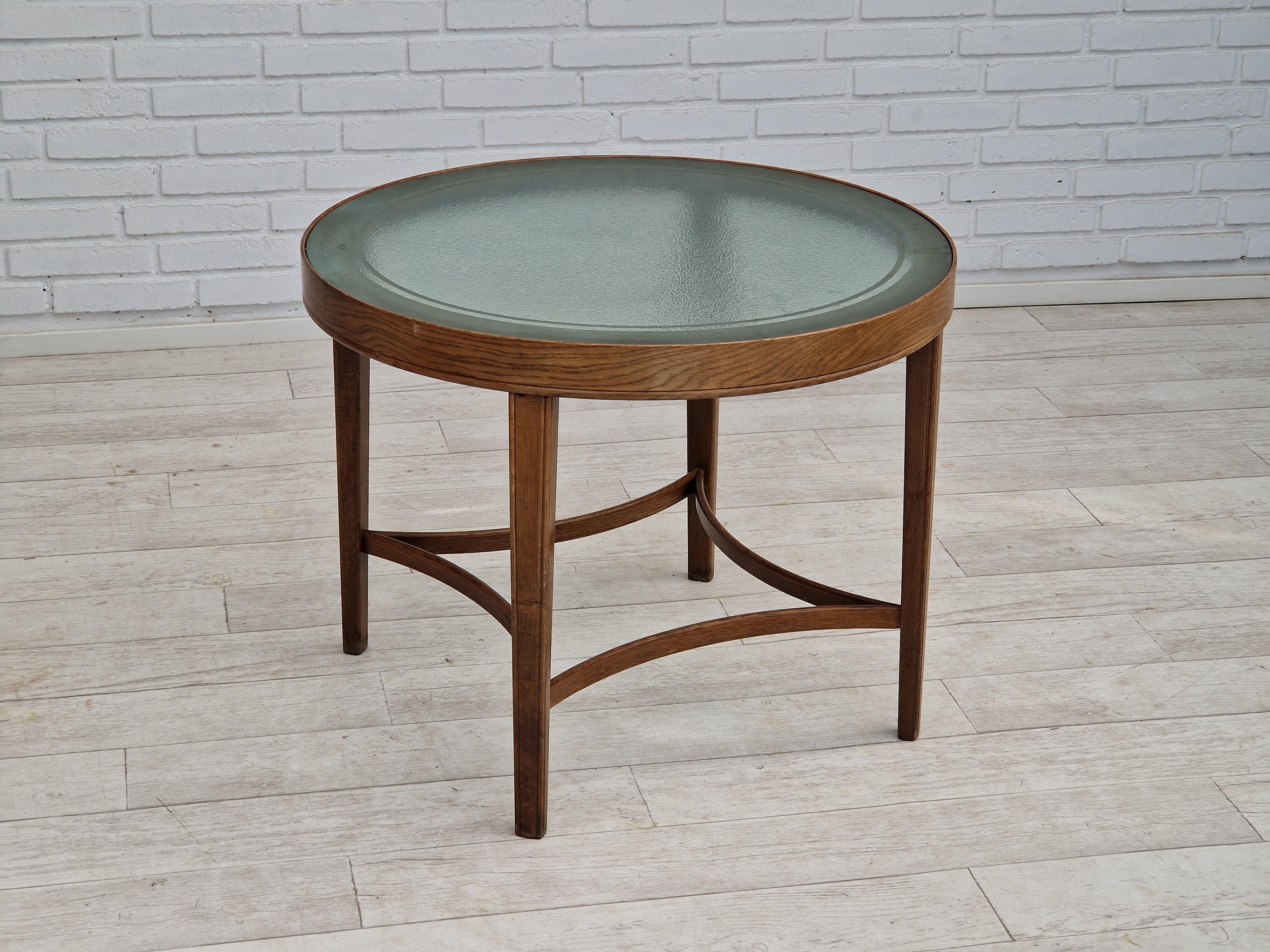 1950s, Danish design. Round coffee table. Glass top shaded edges. Oak wood, bent oak wood. Very good condition: no smells and no stains.
