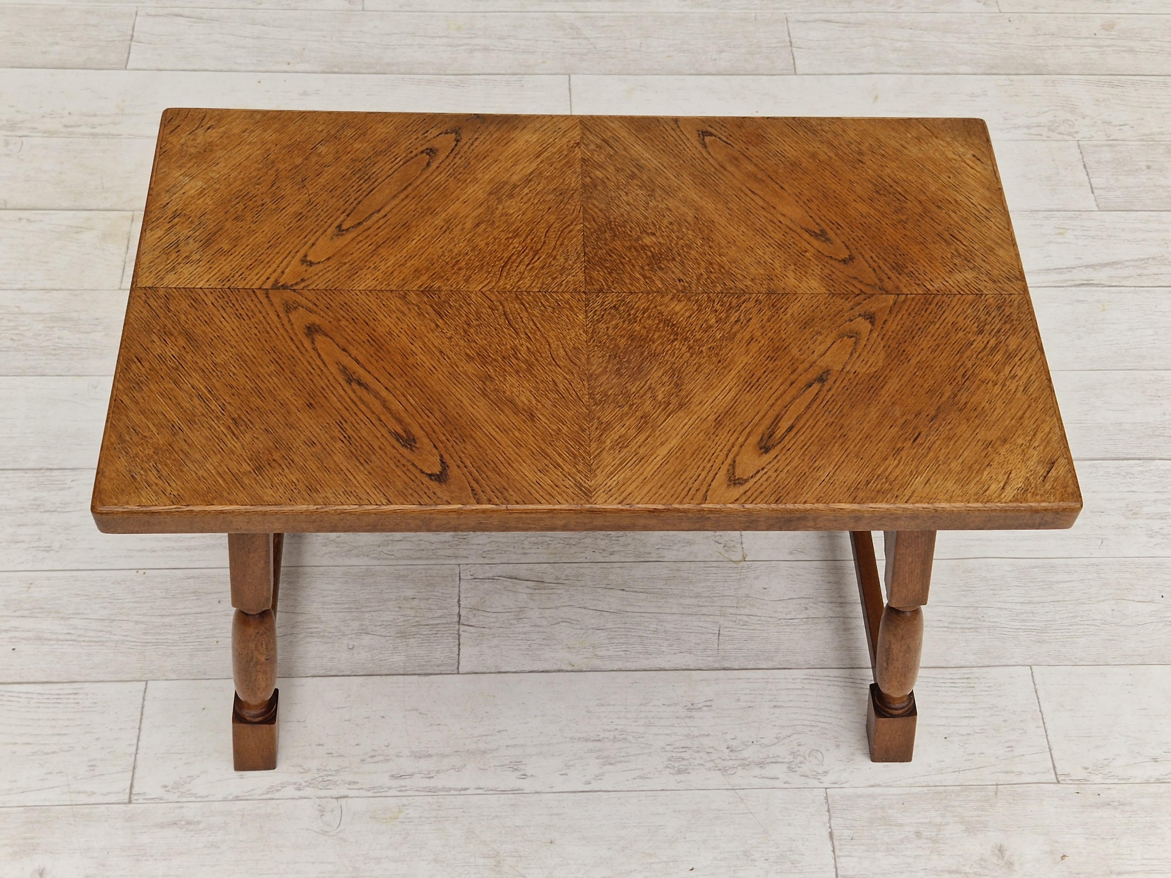 1950s, Danish Design, Oak Wood Coffee Table, Original Condition In Good Condition For Sale In Tarm, 82