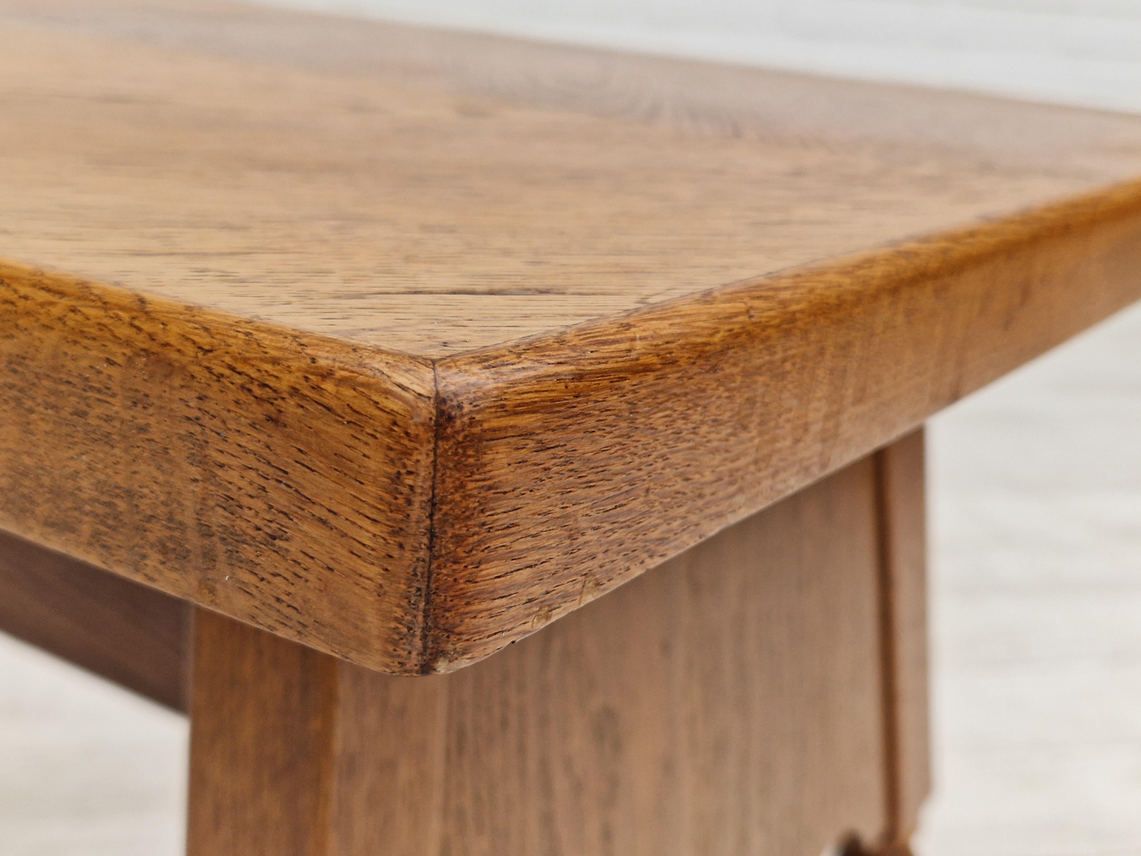 1950s, Danish Design, Oak Wood Coffee Table, Original Condition For Sale 3