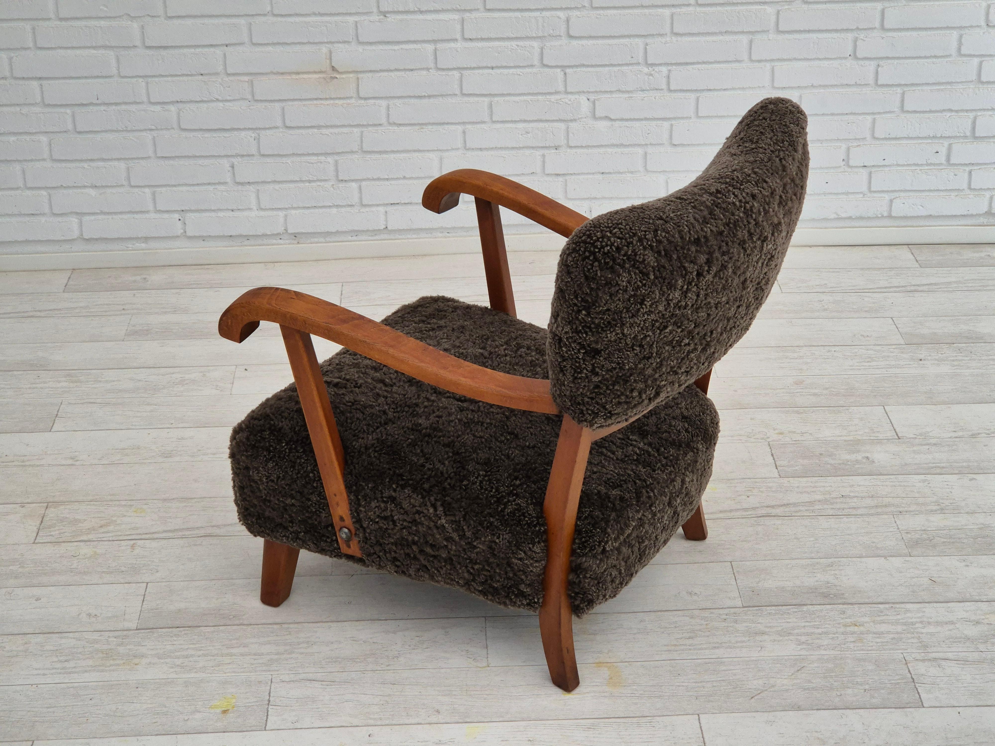 1950er Jahre, dänisches Design, aufgearbeiteter Sessel, echtes Schafsfell. im Angebot 3