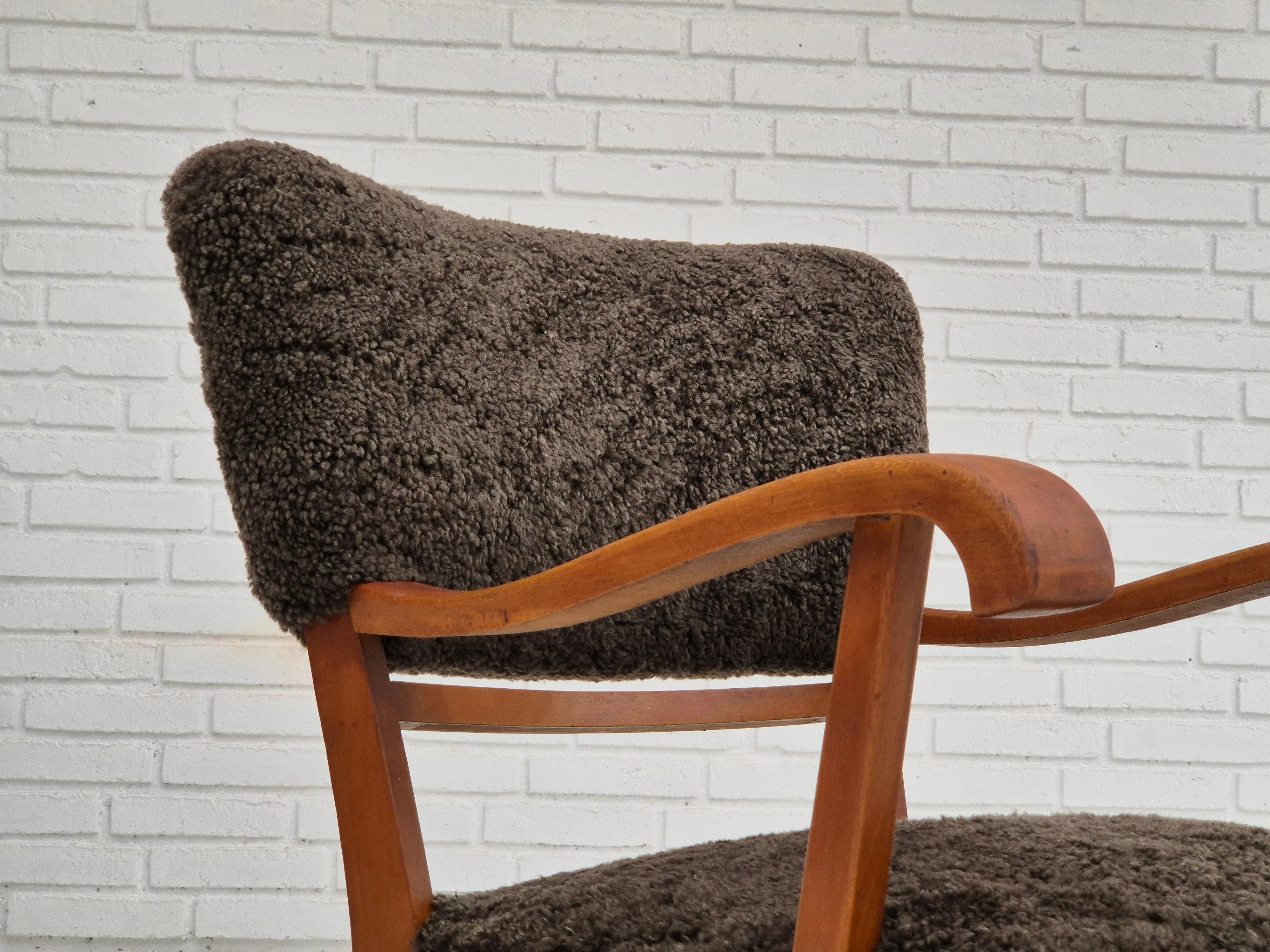 Années 1950, am designs danois, fauteuil remis à neuf, peau de mouton véritable. en vente 4