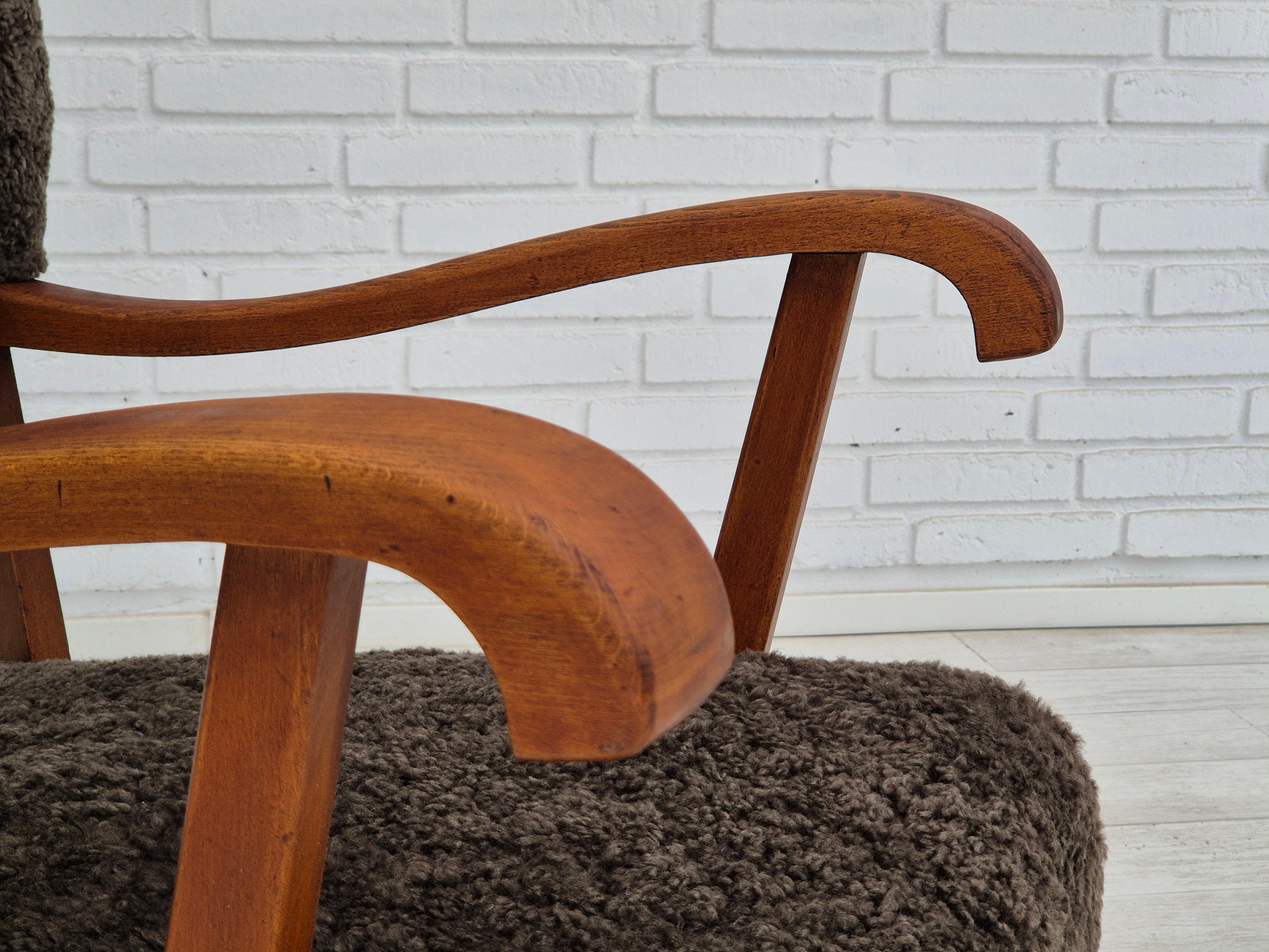 Années 1950, am designs danois, fauteuil remis à neuf, peau de mouton véritable. en vente 5