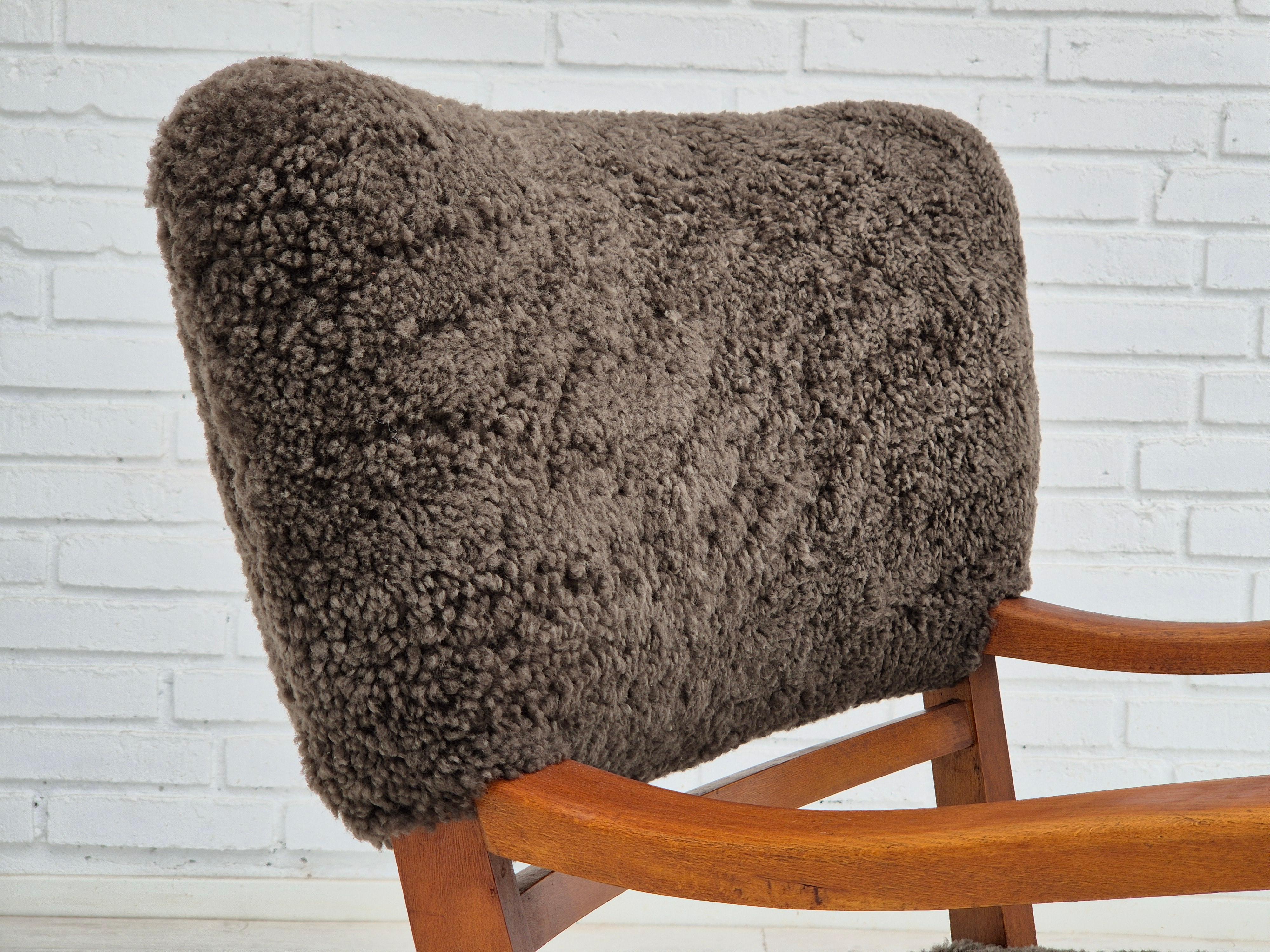 Années 1950, am designs danois, fauteuil remis à neuf, peau de mouton véritable. en vente 6