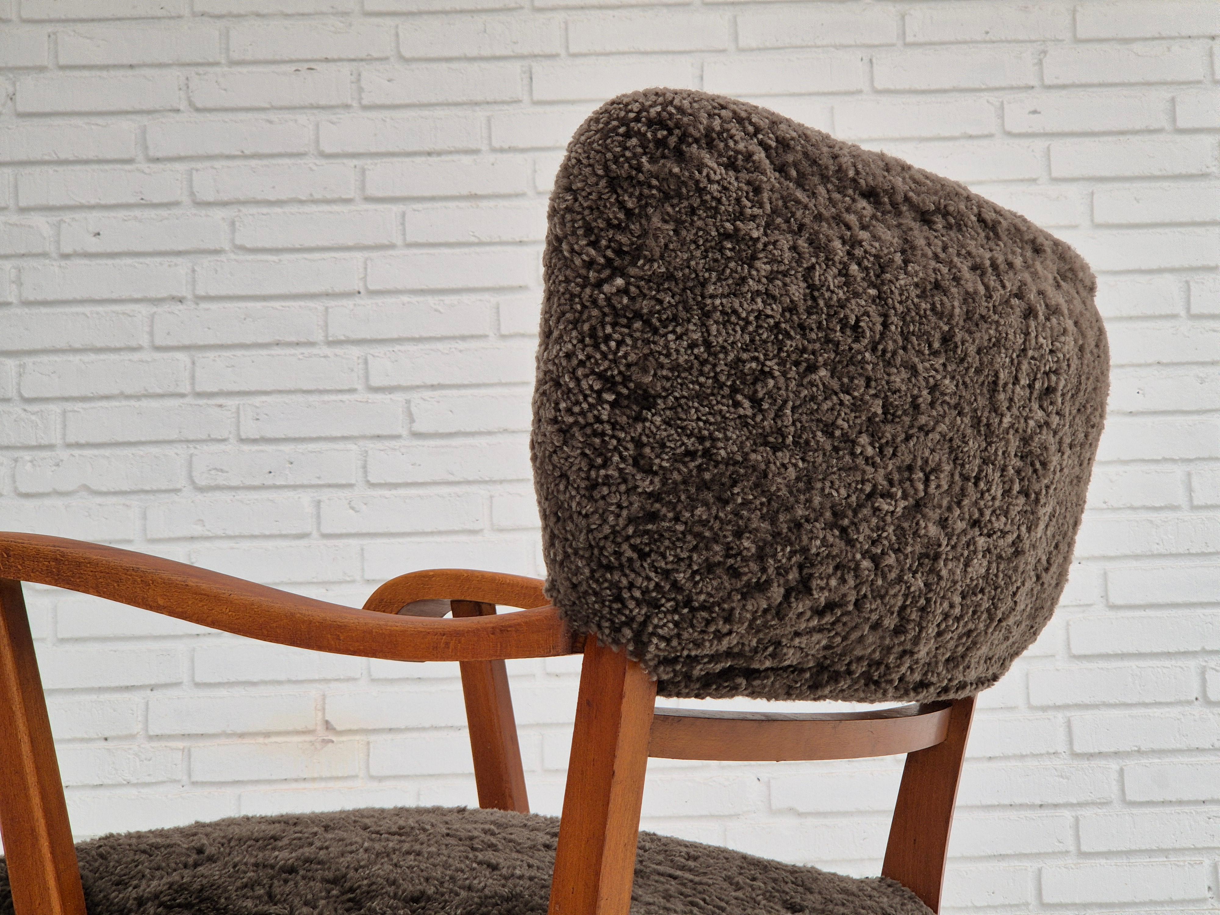 Années 1950, am designs danois, fauteuil remis à neuf, peau de mouton véritable. en vente 8