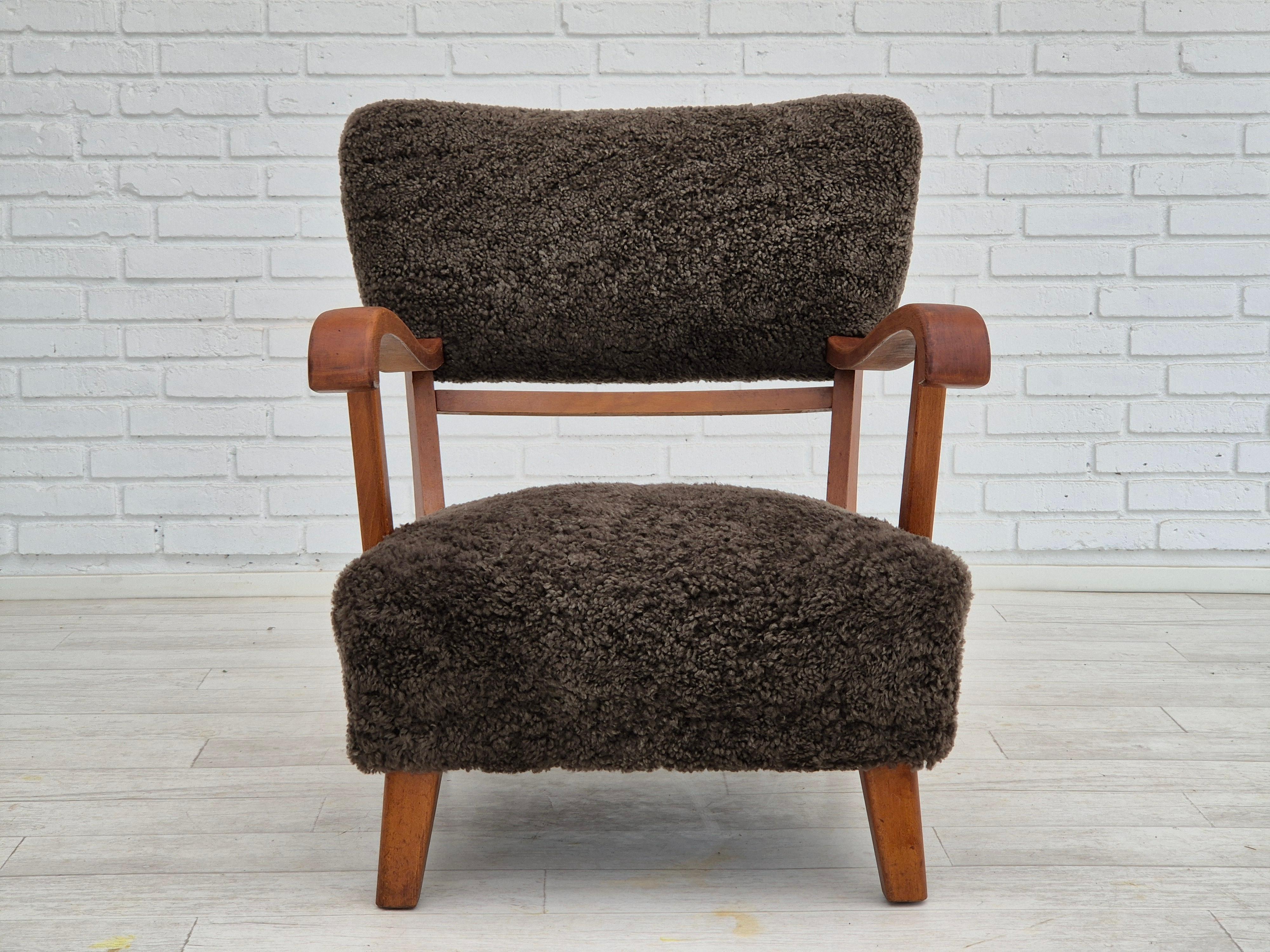 Scandinave moderne Années 1950, am designs danois, fauteuil remis à neuf, peau de mouton véritable. en vente