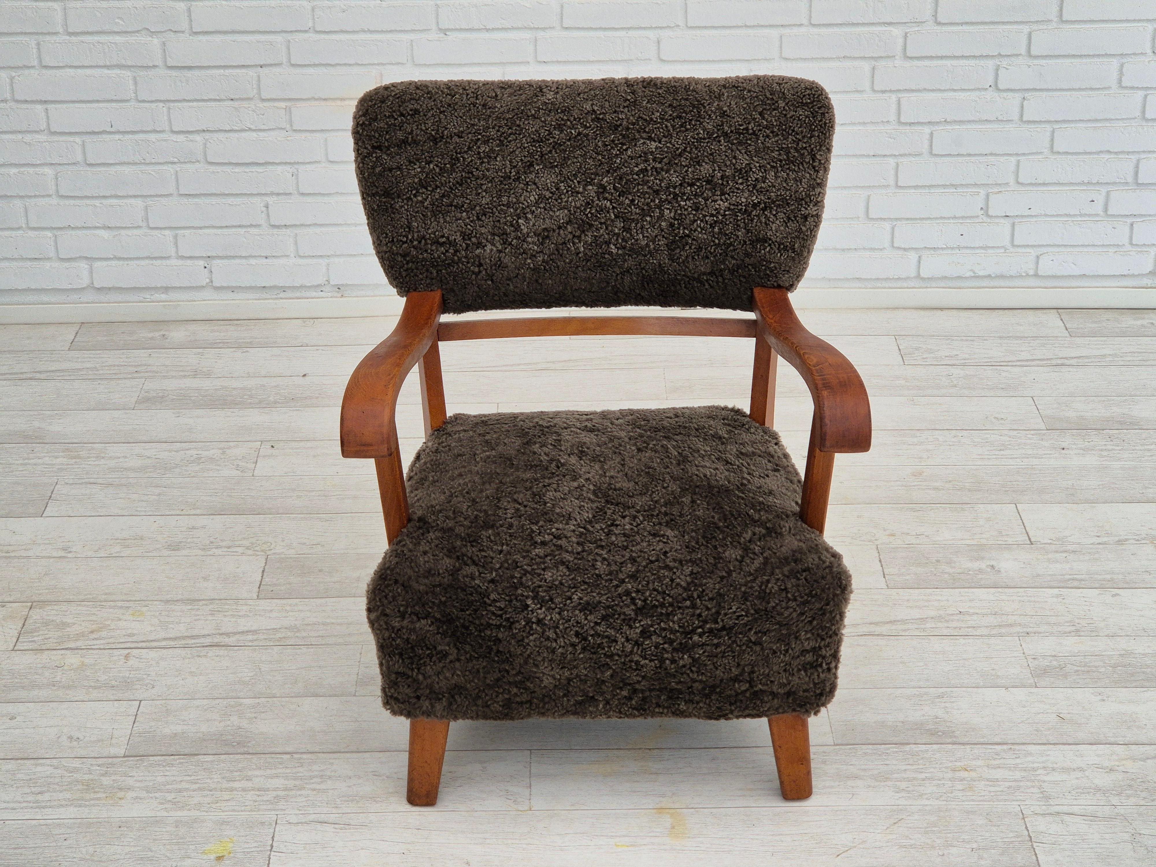 Danois Années 1950, am designs danois, fauteuil remis à neuf, peau de mouton véritable. en vente
