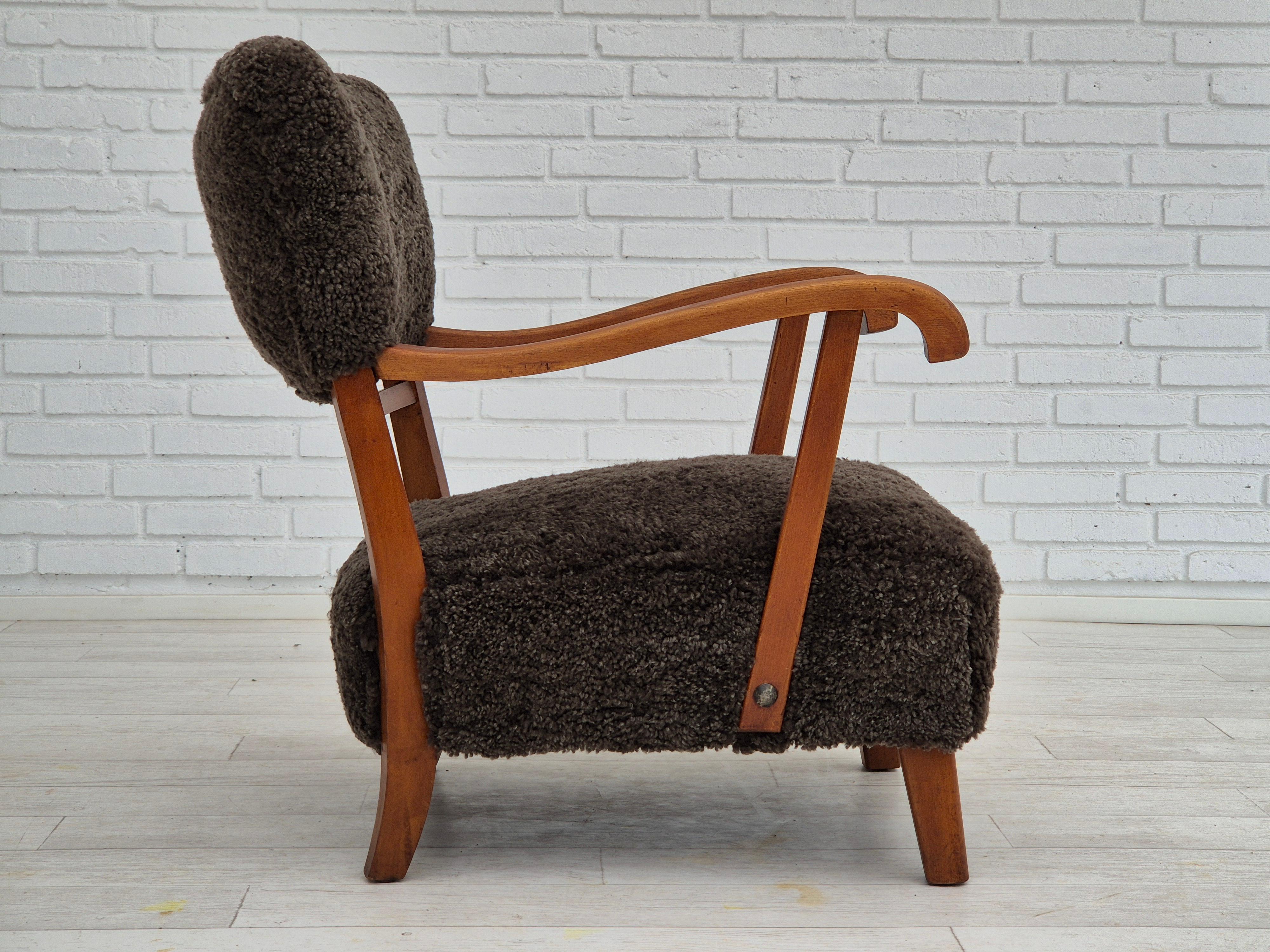 Années 1950, am designs danois, fauteuil remis à neuf, peau de mouton véritable. Bon état - En vente à Tarm, 82