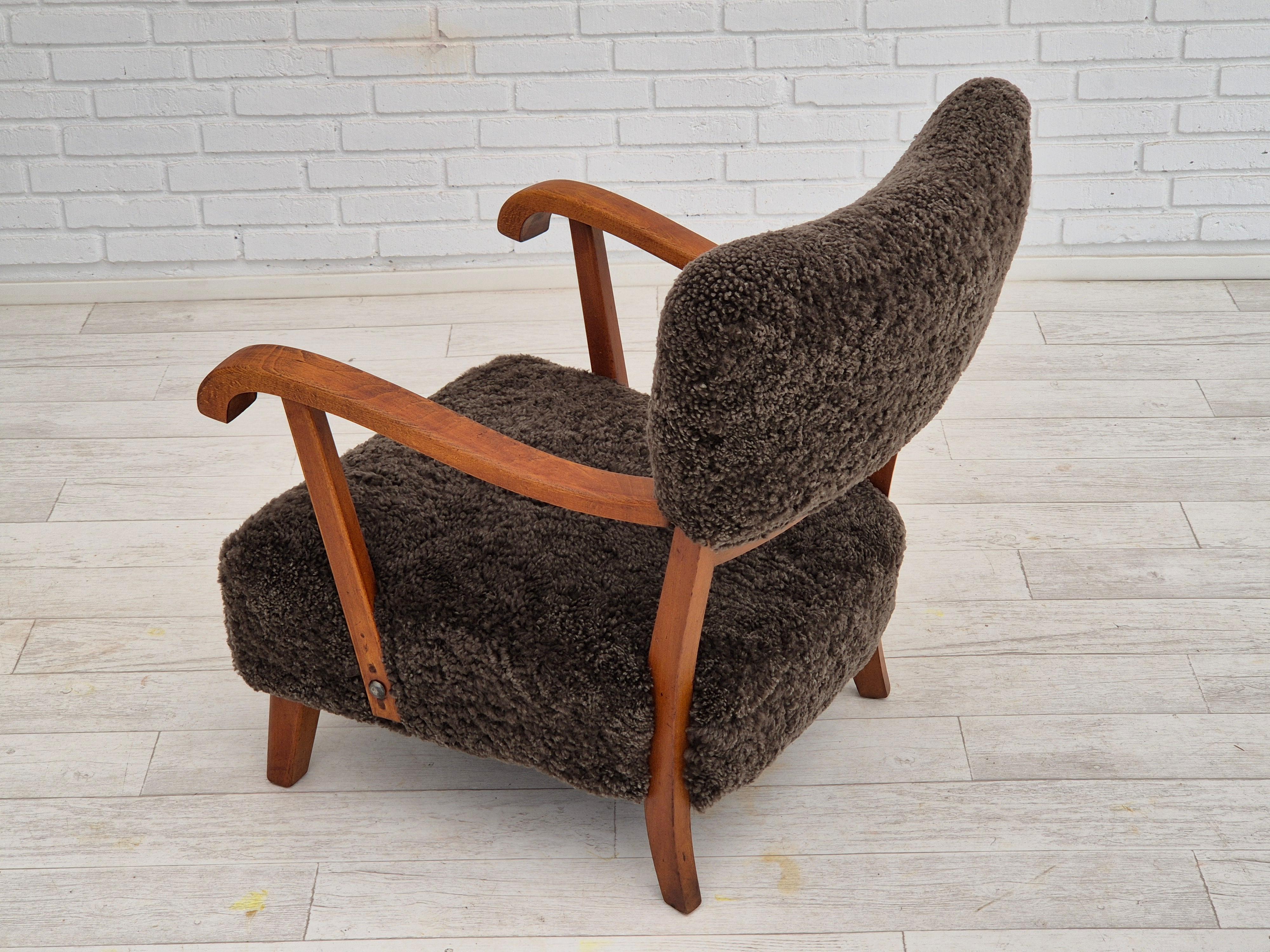 Hêtre Années 1950, am designs danois, fauteuil remis à neuf, peau de mouton véritable. en vente