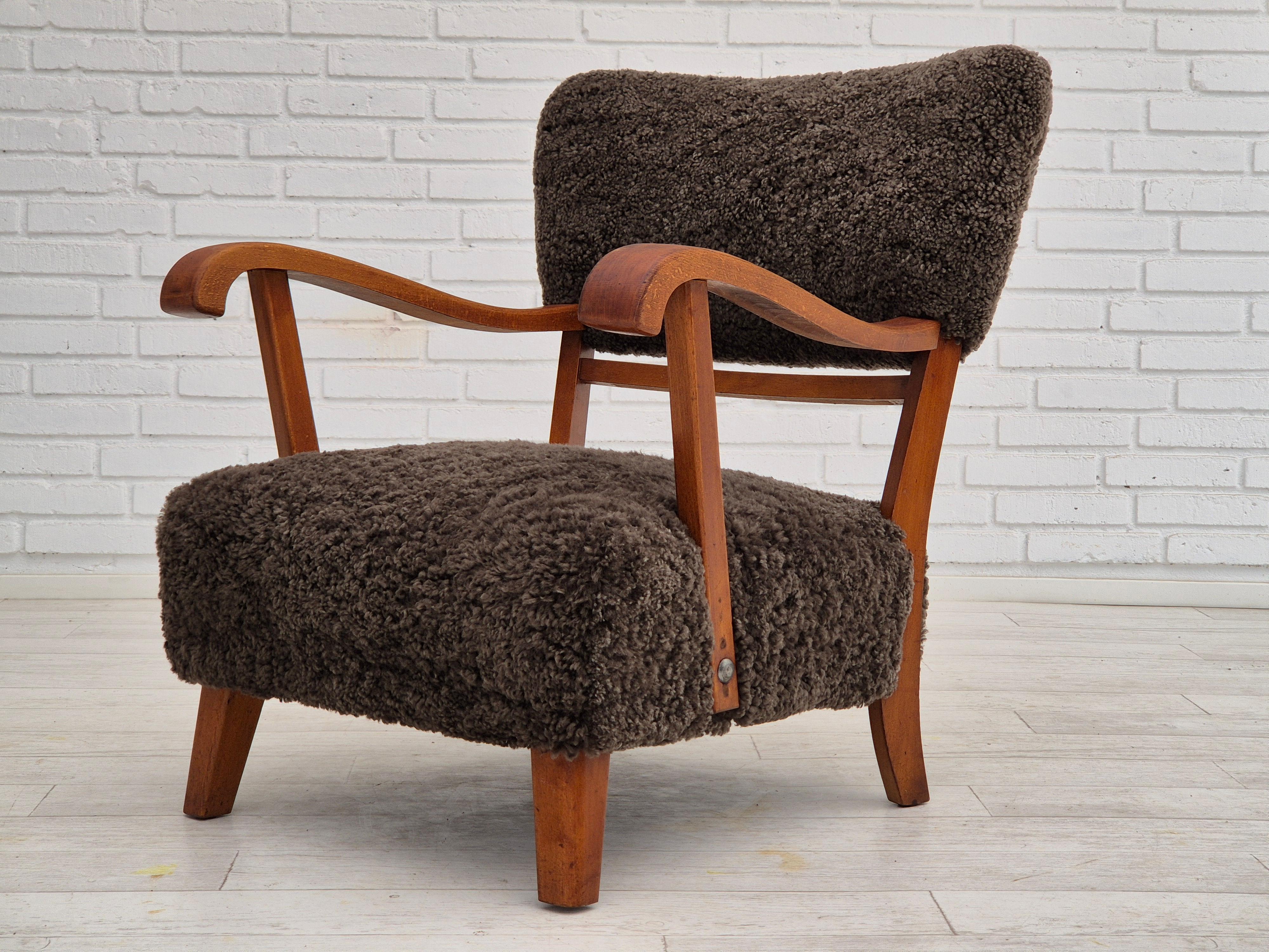 1950er Jahre, dänisches Design, aufgearbeiteter Sessel, echtes Schafsfell. im Angebot 1