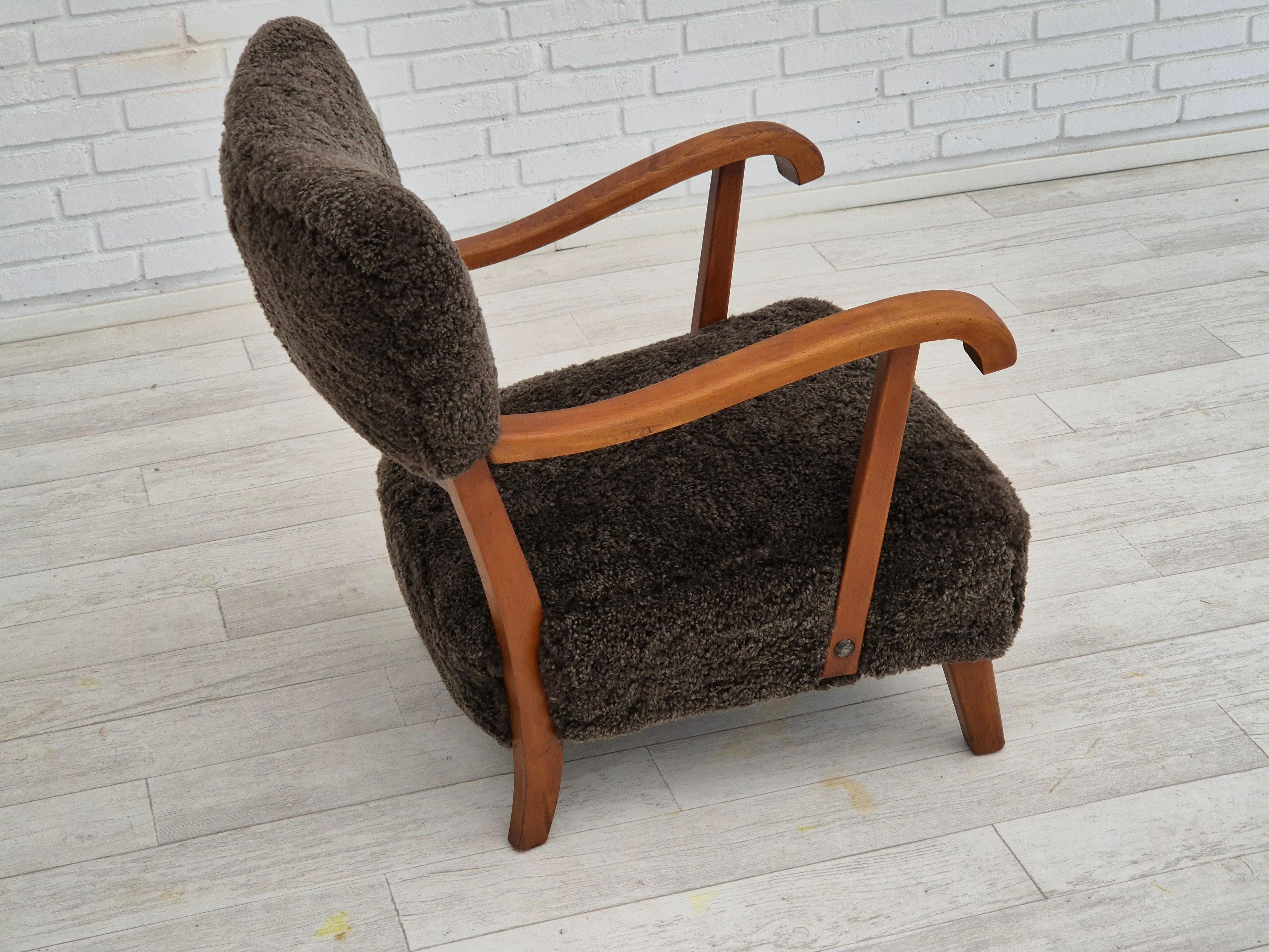 Années 1950, am designs danois, fauteuil remis à neuf, peau de mouton véritable. en vente 2