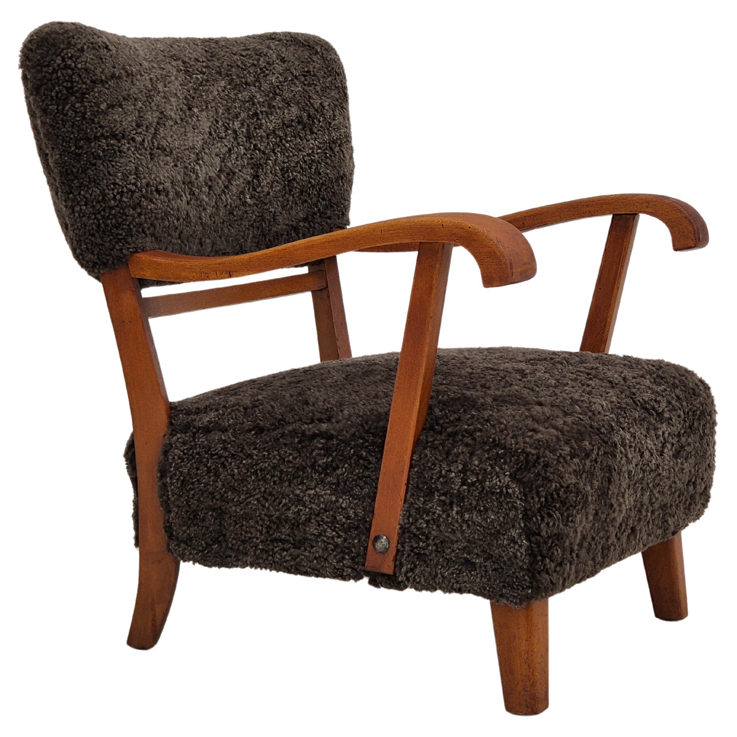 1950er Jahre, dänisches Design, aufgearbeiteter Sessel, echtes Schafsfell. im Angebot