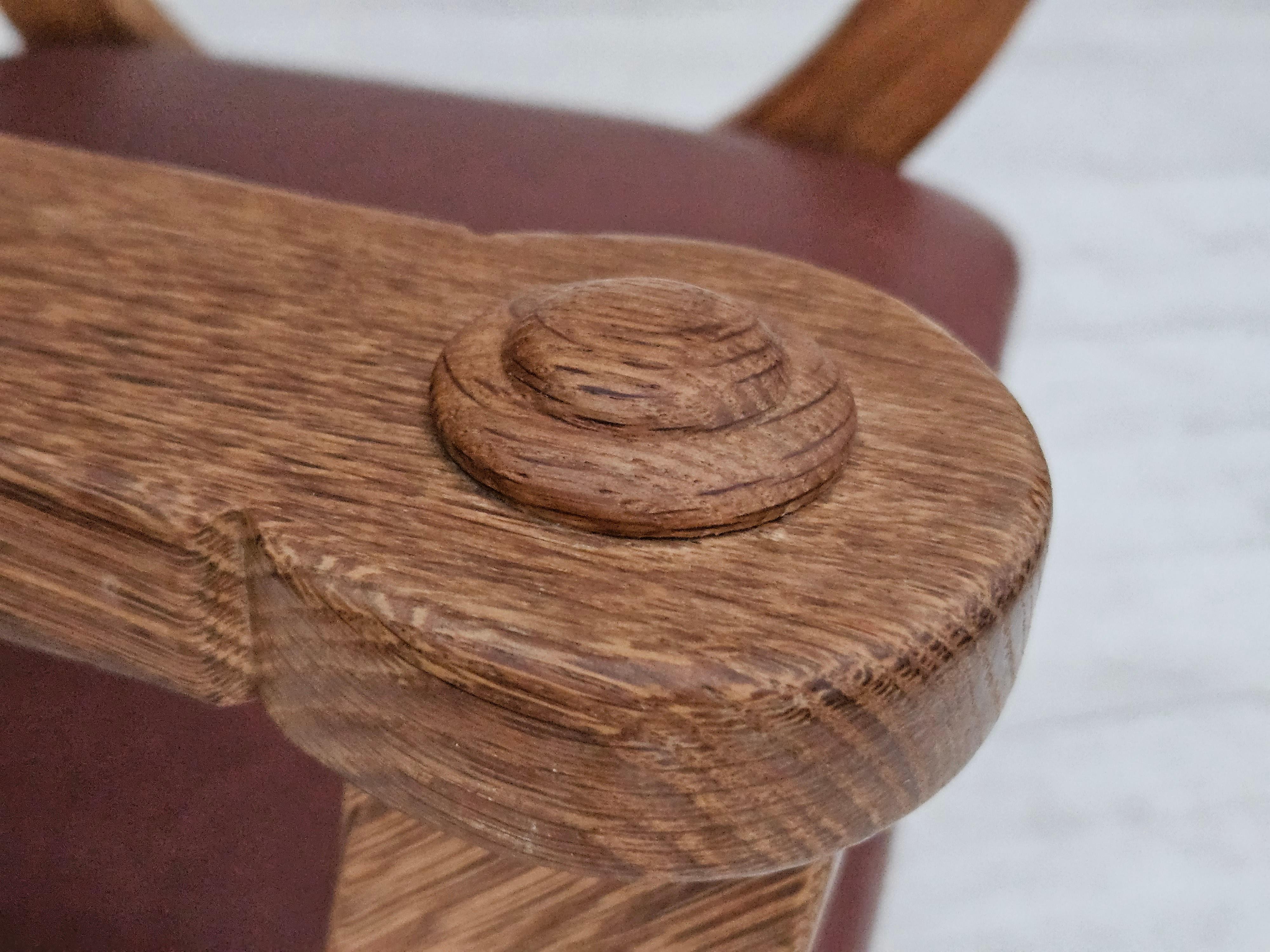Scandinave moderne Années 50, Design/One, fauteuil retapissé, cuir brun naturel, bois de chêne. en vente
