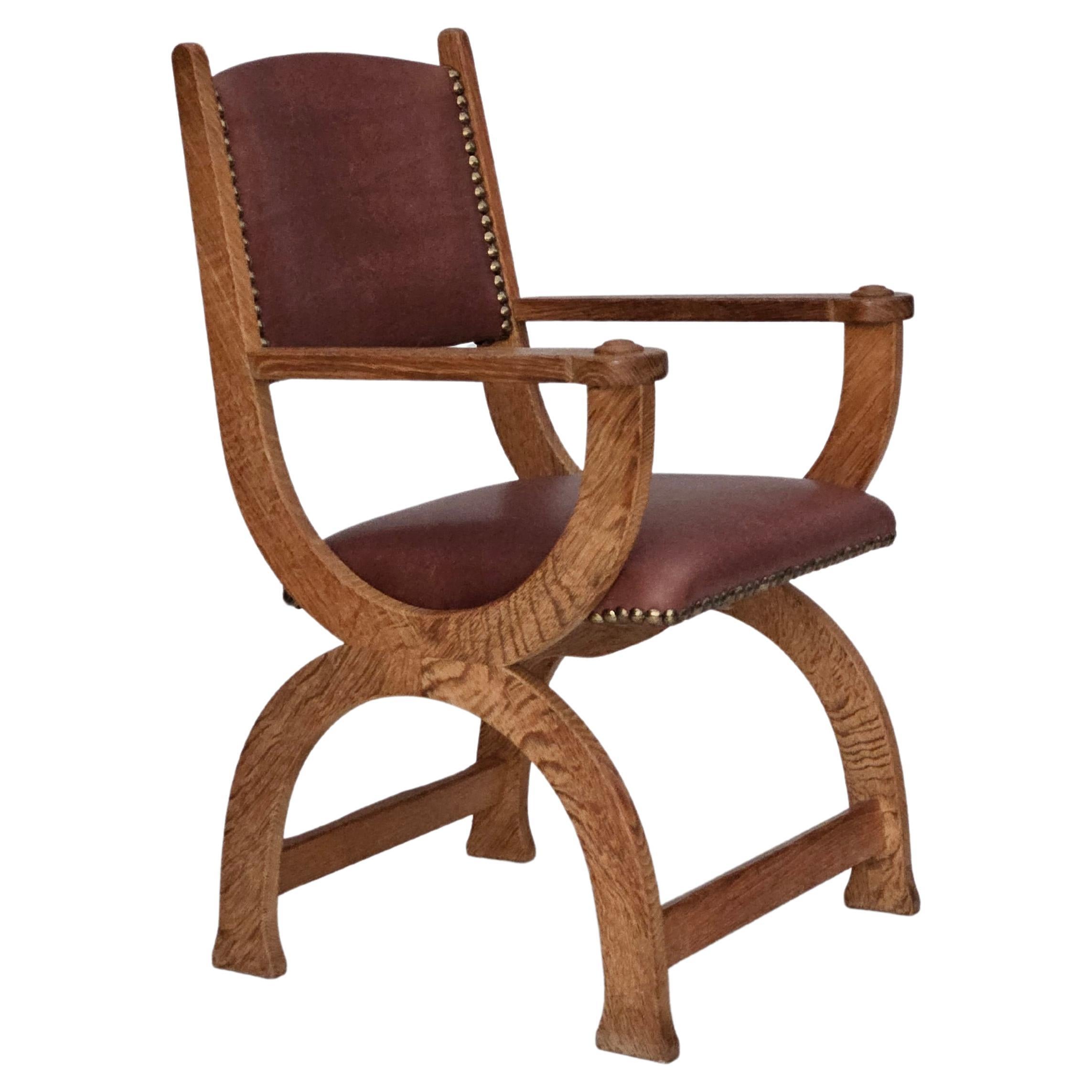 Années 50, Design/One, fauteuil retapissé, cuir brun naturel, bois de chêne.