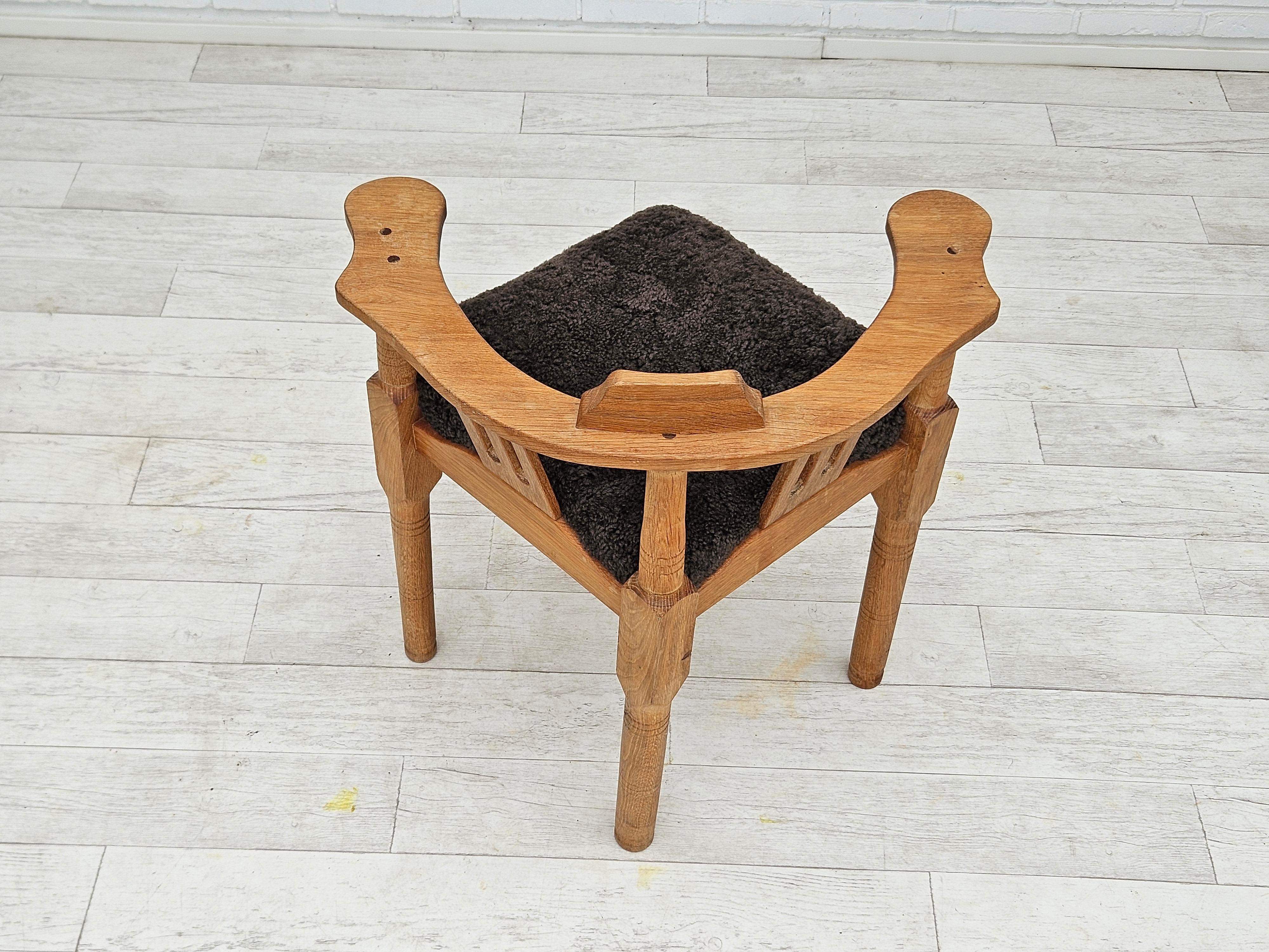 Milieu du XXe siècle Années 1950, design danois, fauteuil retapissé, peau de mouton de la Nouvelle-Zélande, bois de chêne. en vente