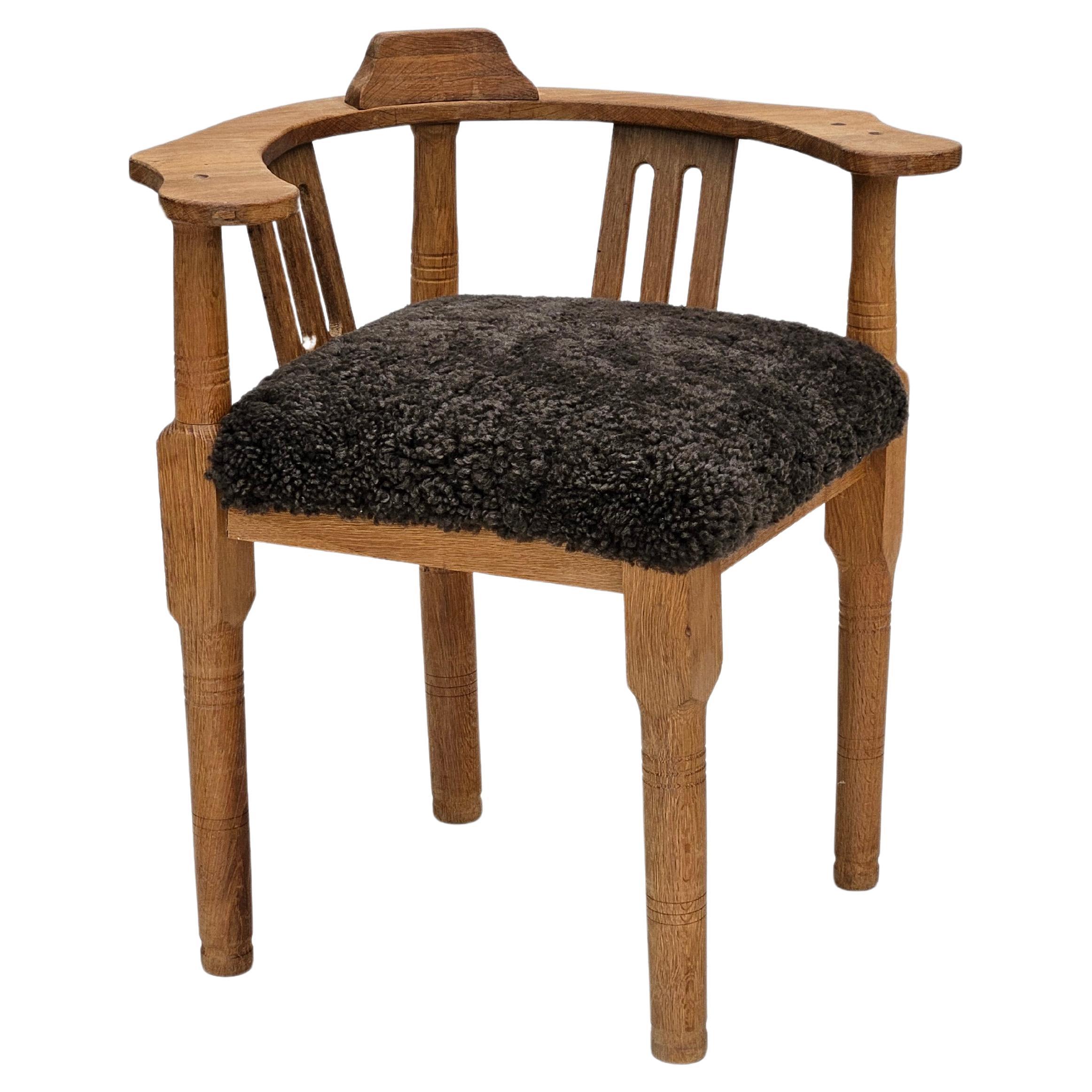 Années 1950, design danois, fauteuil retapissé, peau de mouton de la Nouvelle-Zélande, bois de chêne.