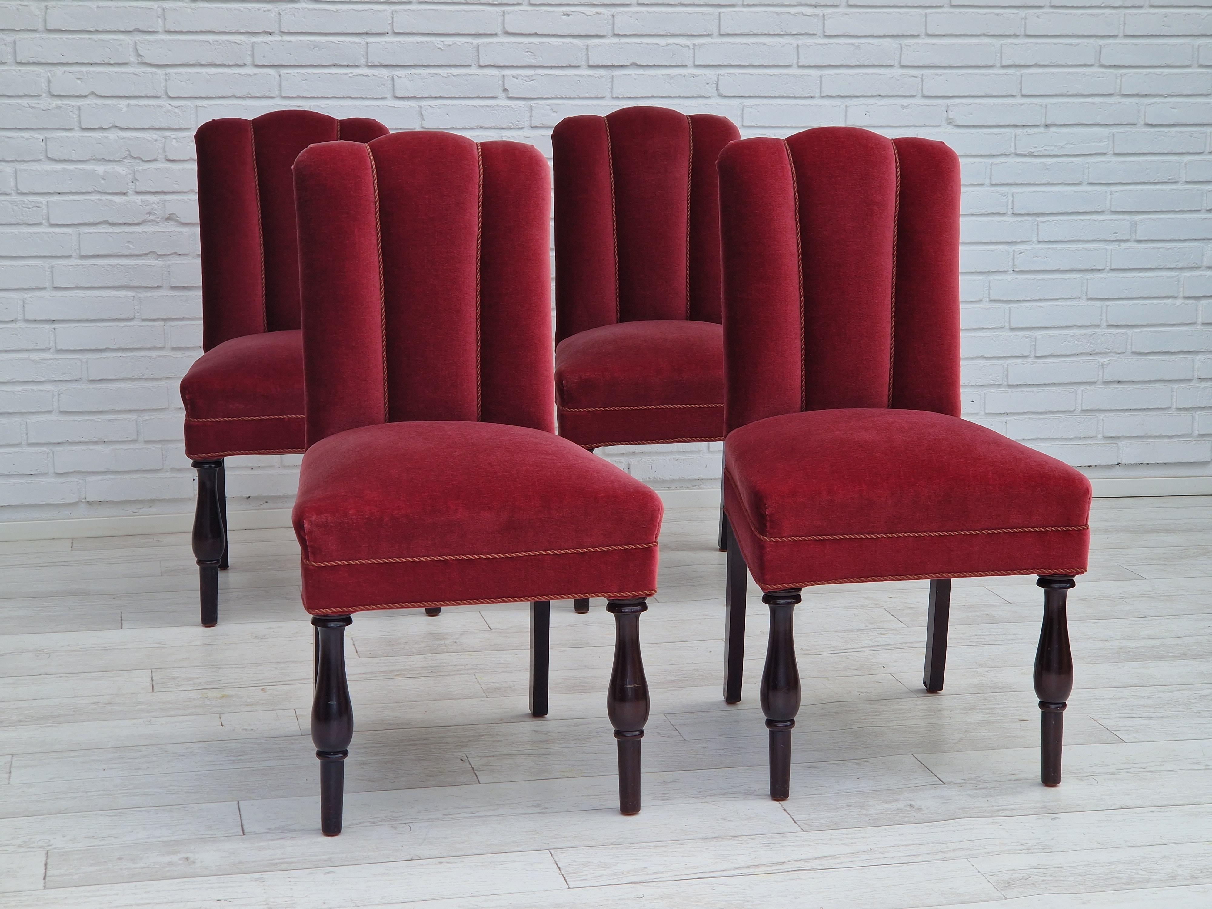 Danese Anni '50, design danese, set di 4 sedie da pranzo, legno di Oak, velluto rosso ciliegia. in vendita