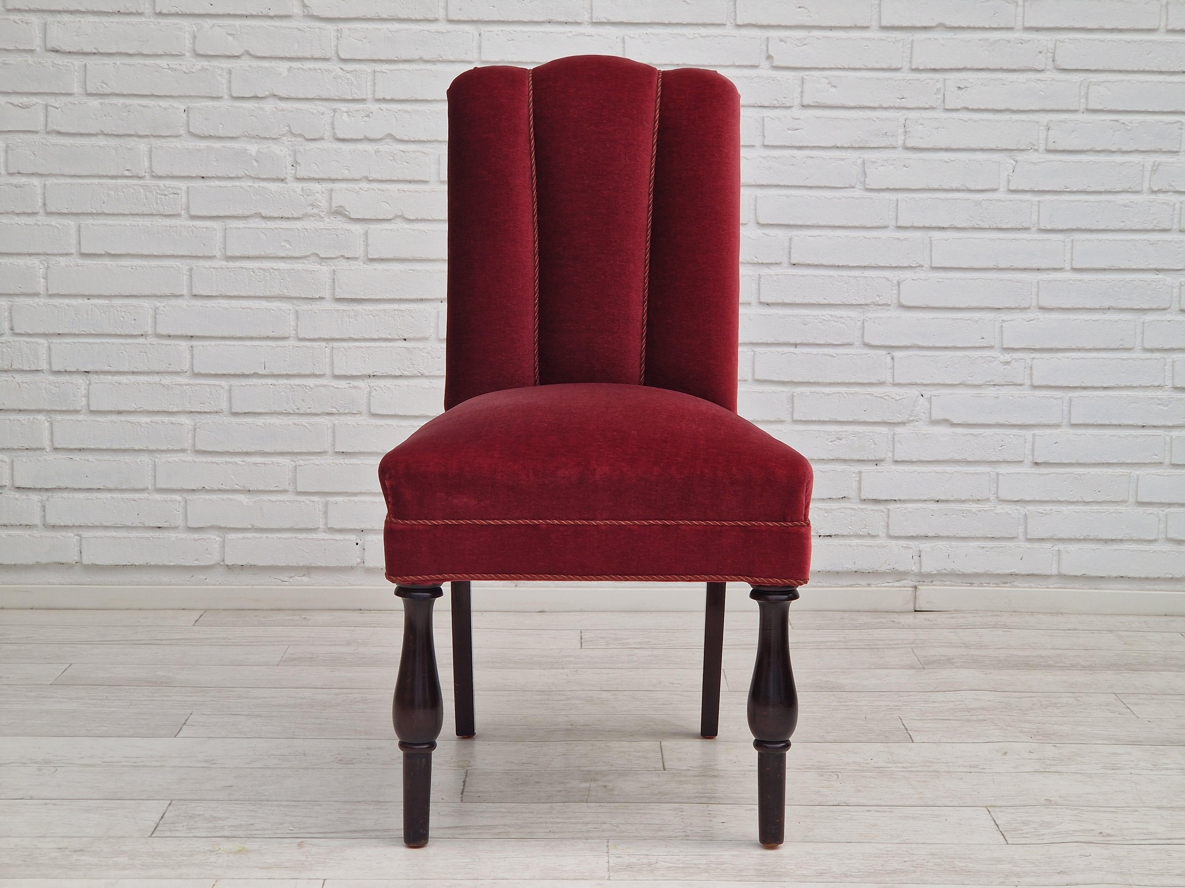 Anni '50, design danese, set di 4 sedie da pranzo, legno di Oak, velluto rosso ciliegia. In condizioni buone in vendita a Tarm, 82