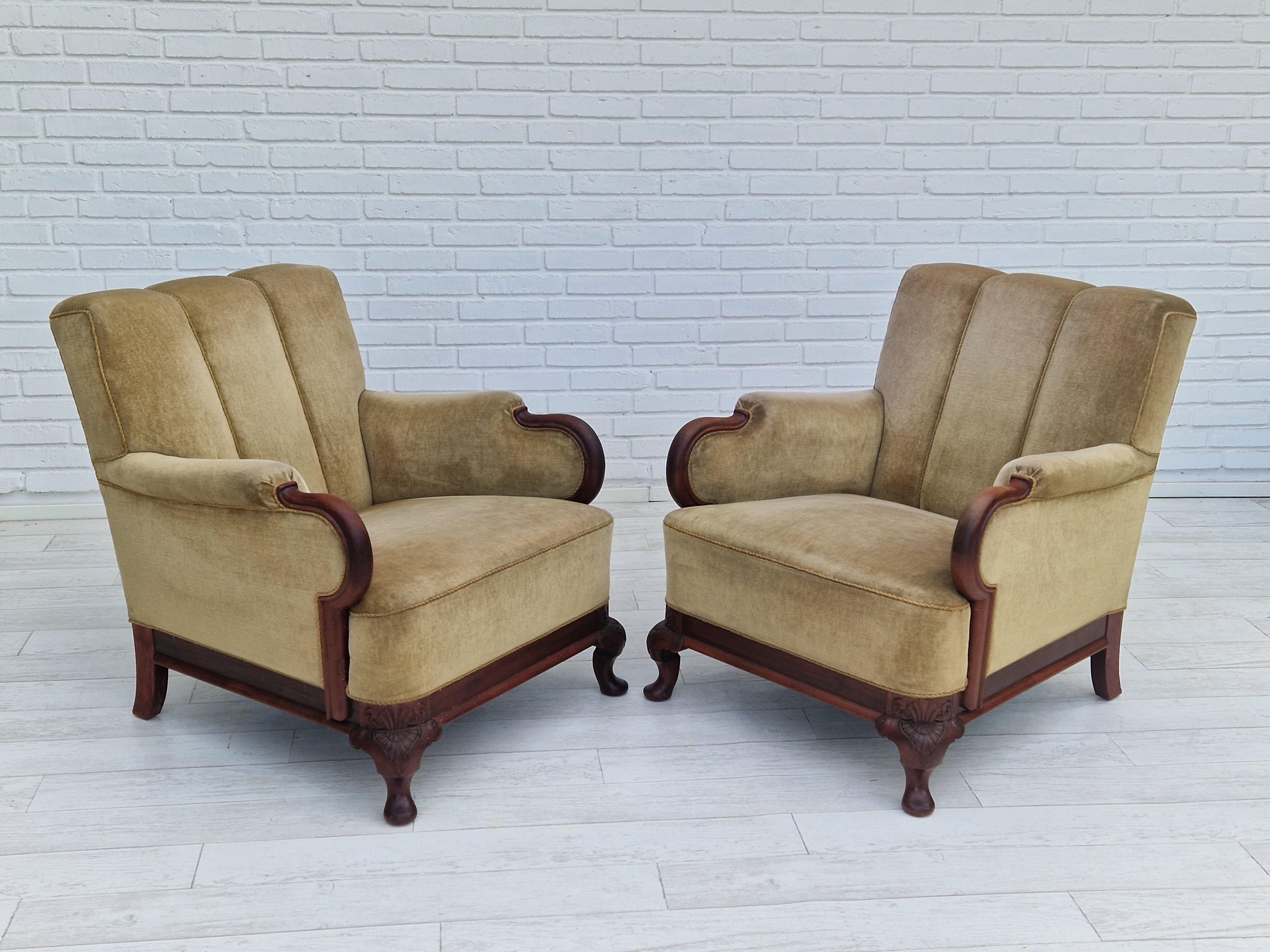 Danois Ensemble de fauteuils danois des années 1950, design, bois de teck, velours, état d'origine. en vente