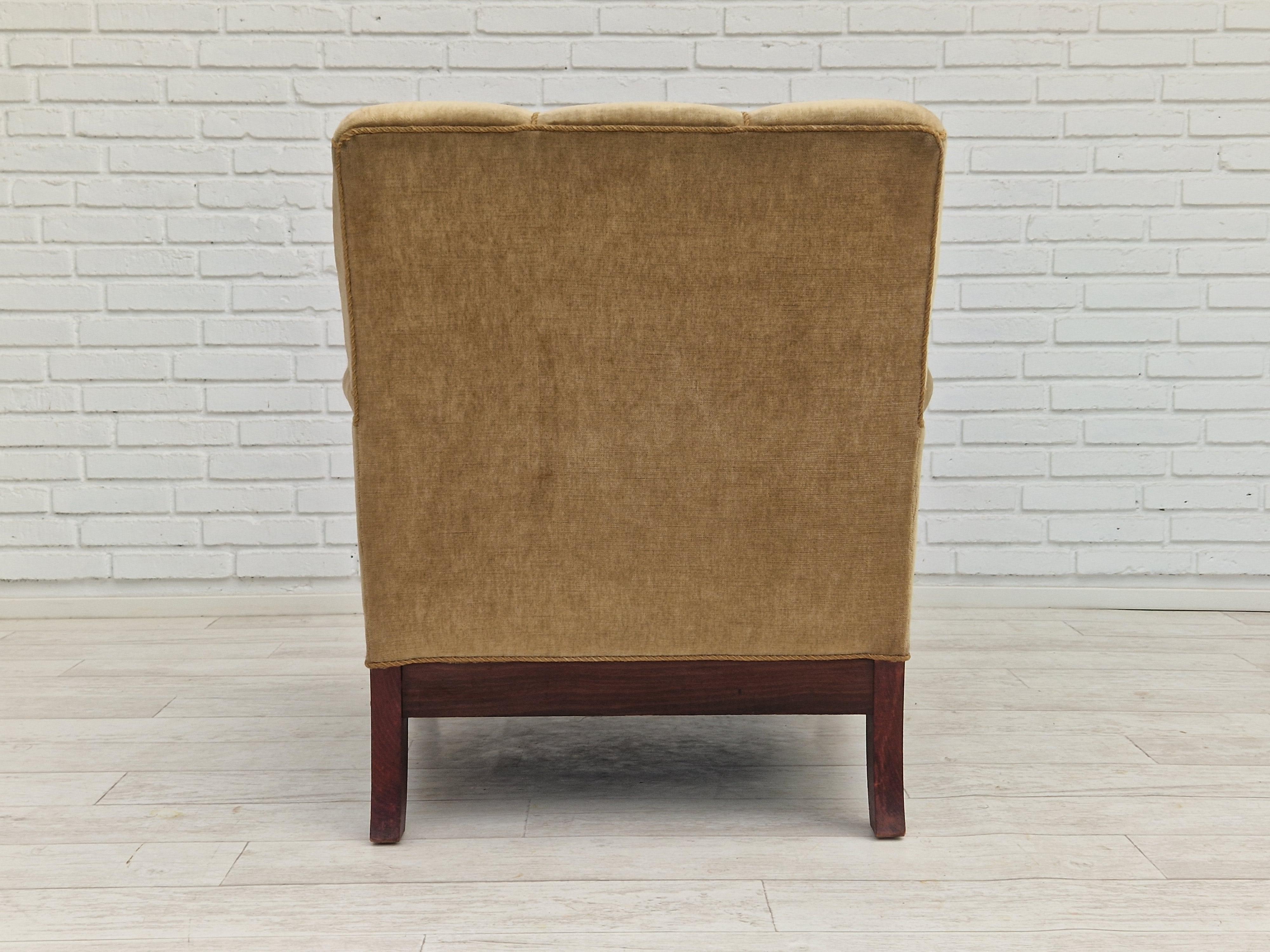 Milieu du XXe siècle Ensemble de fauteuils danois des années 1950, design, bois de teck, velours, état d'origine. en vente