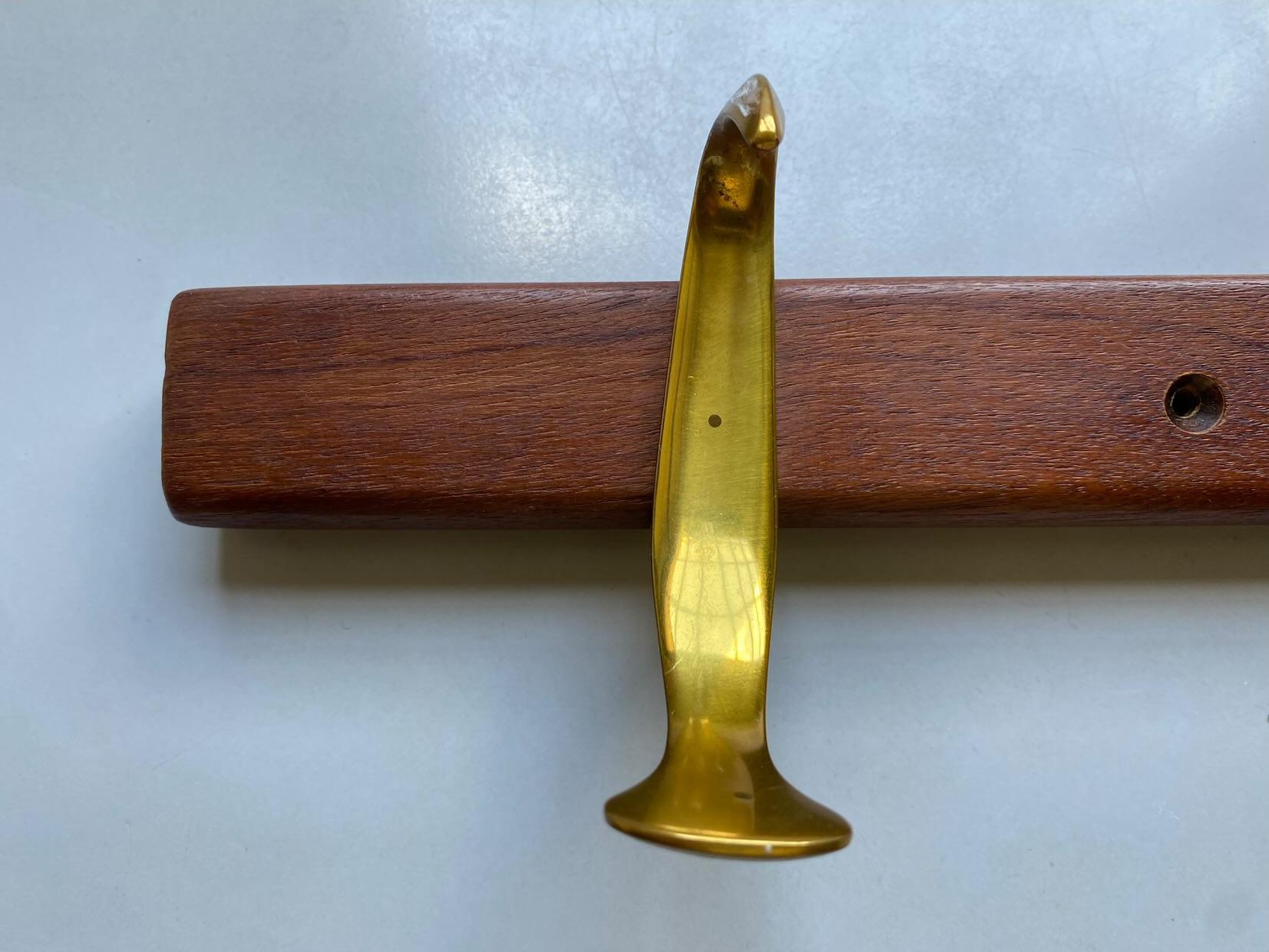1950s Danish design solid teak and brass hall coat rack In Good Condition For Sale In Vigevano, PV