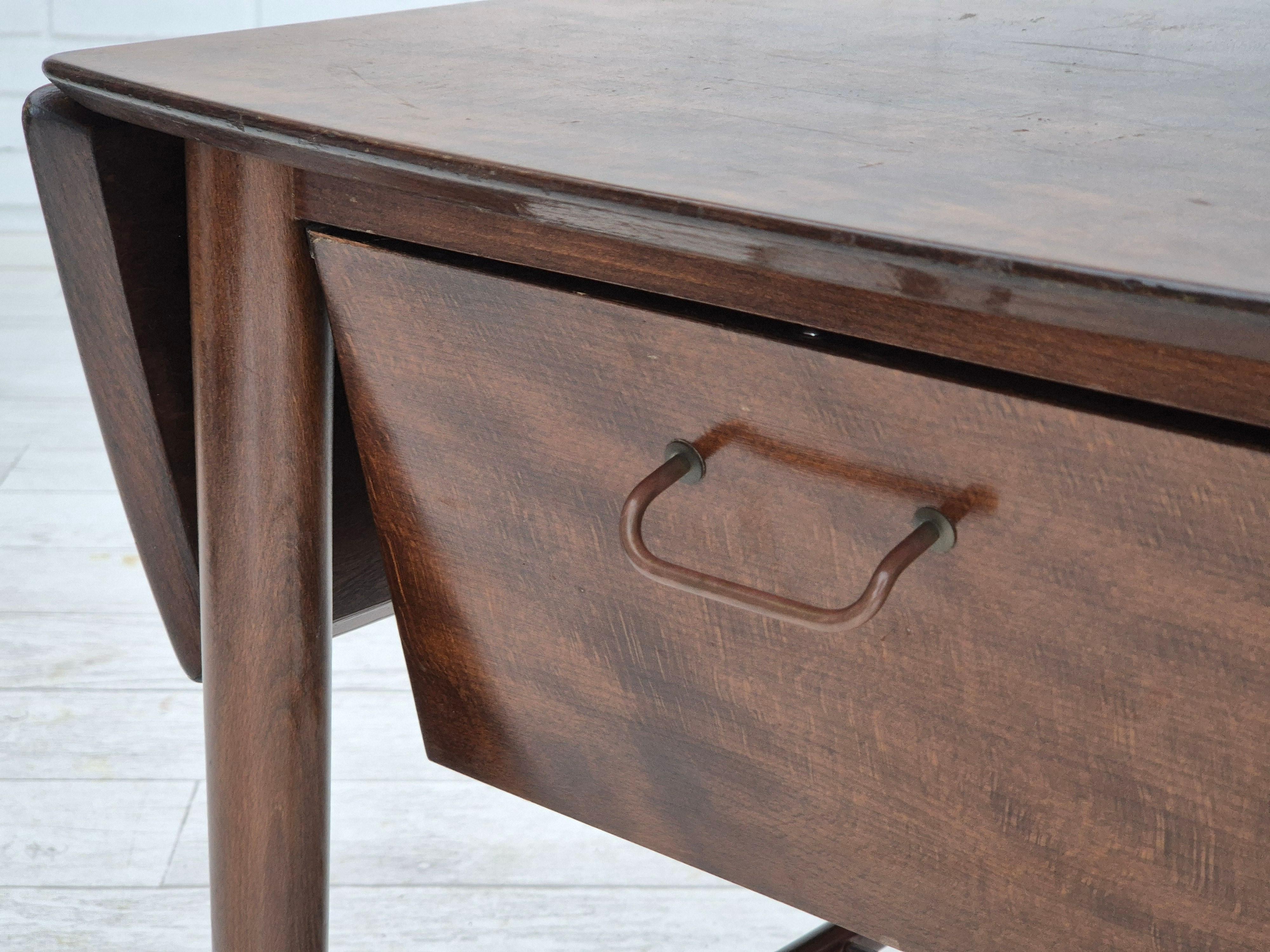 1950s, Danish foldable coffee table with drawer and shelf, original condition. For Sale 3