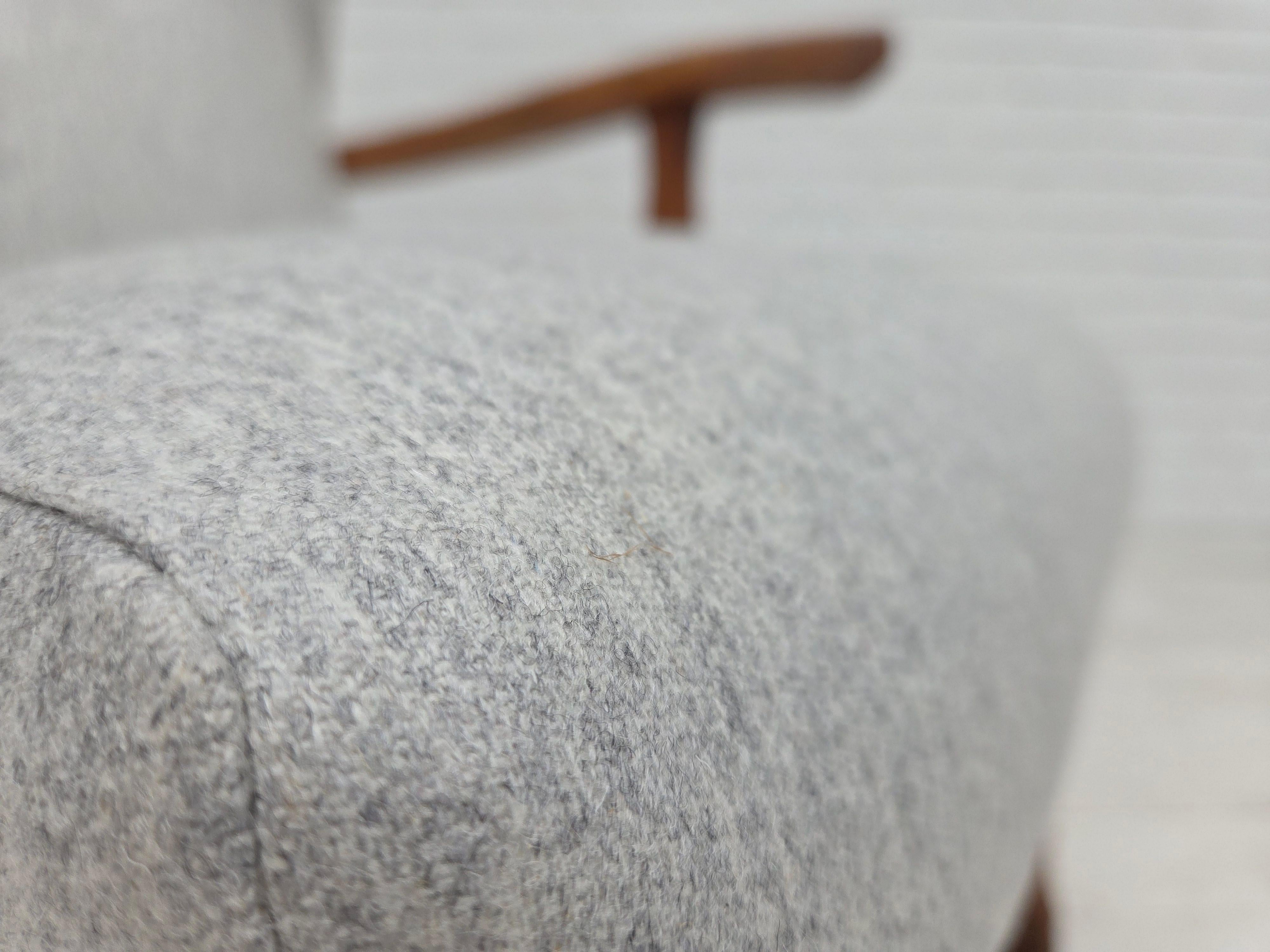 1950er Jahre, dänischer Sessel mit hoher Rückenlehne, neu gepolstert, Wolle, Eichenholz. im Angebot 4