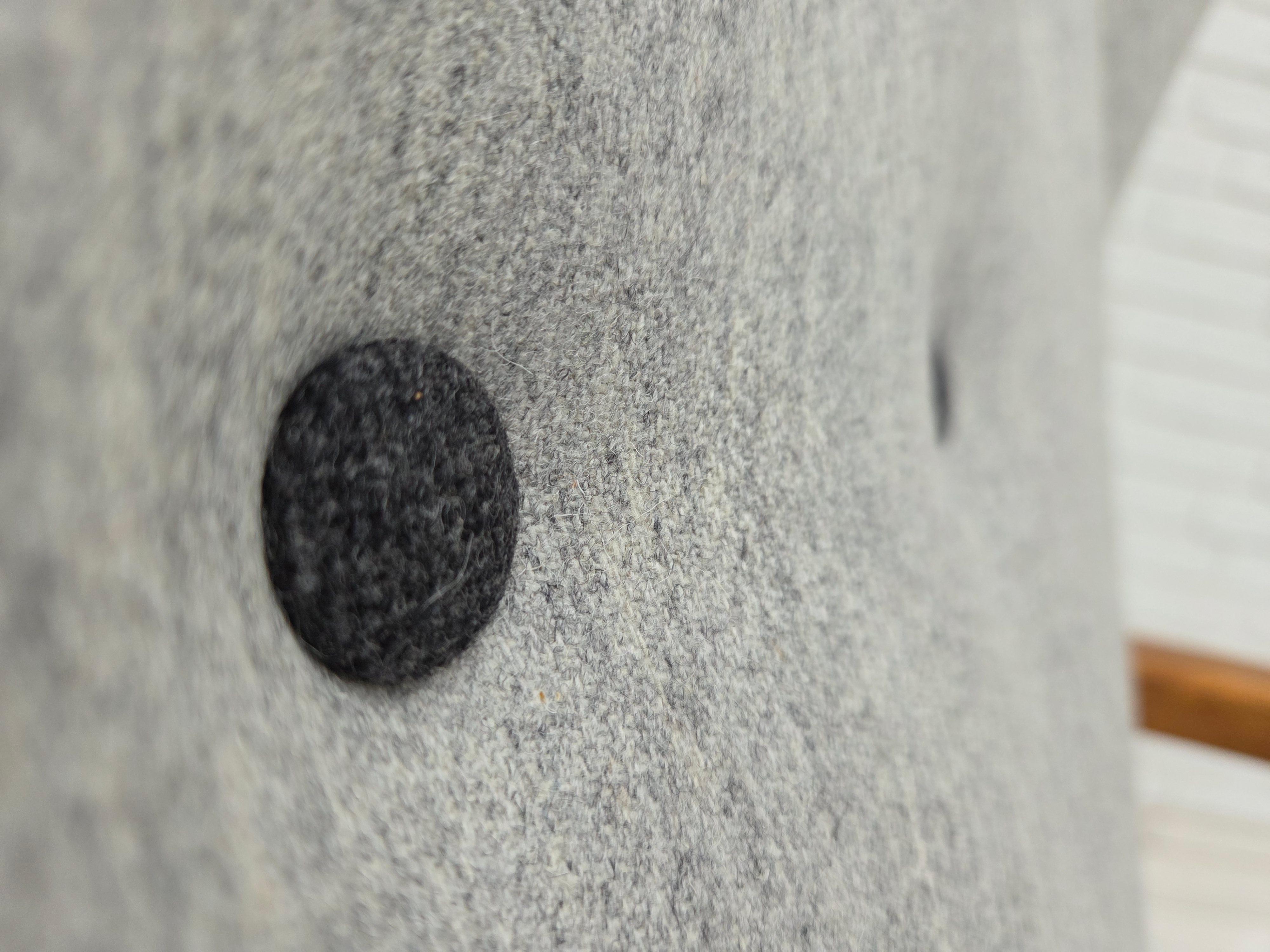 1950er Jahre, dänischer Sessel mit hoher Rückenlehne, neu gepolstert, Wolle, Eichenholz. im Angebot 5