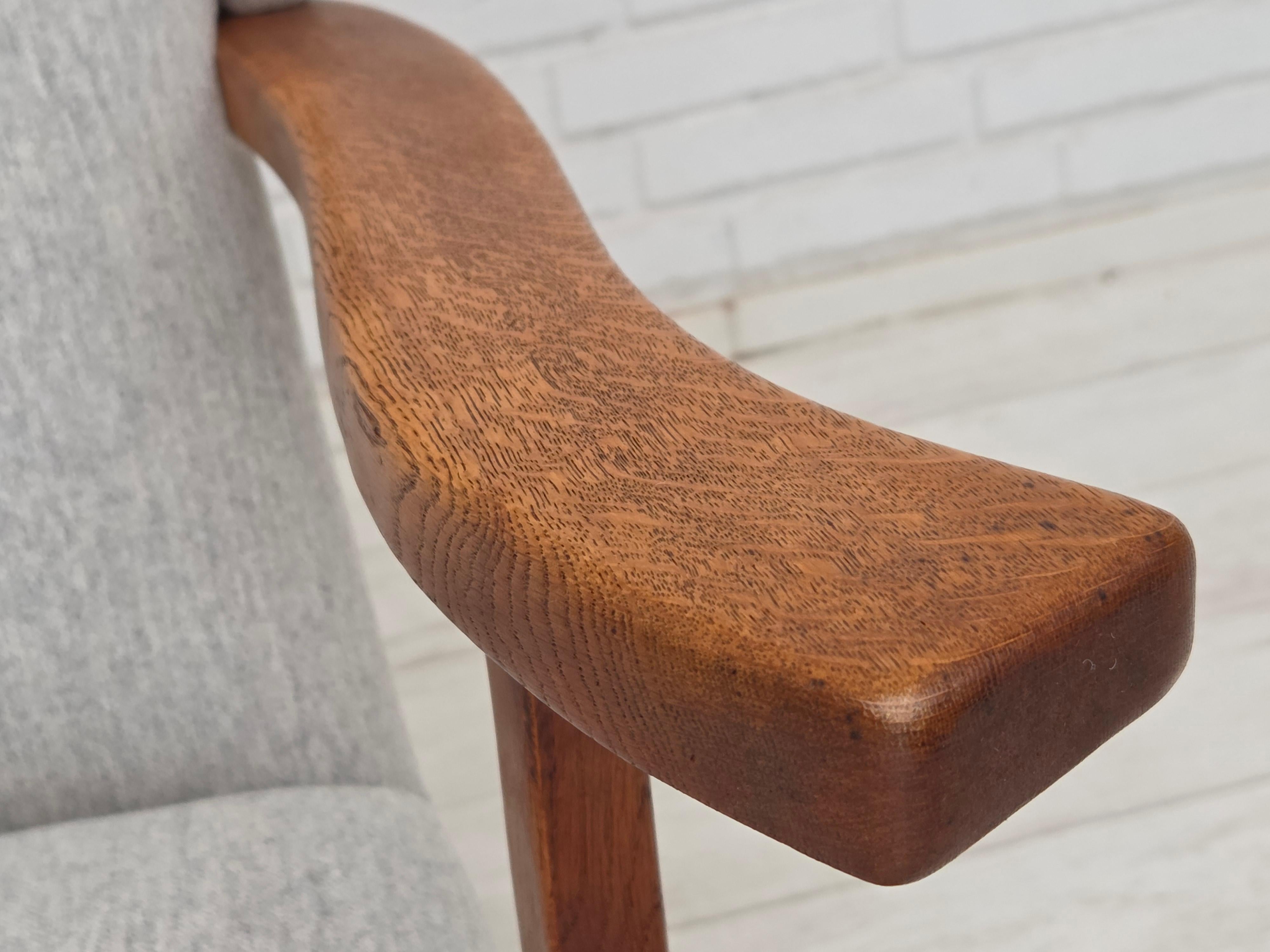 1950er Jahre, dänischer Sessel mit hoher Rückenlehne, neu gepolstert, Wolle, Eichenholz. im Angebot 6