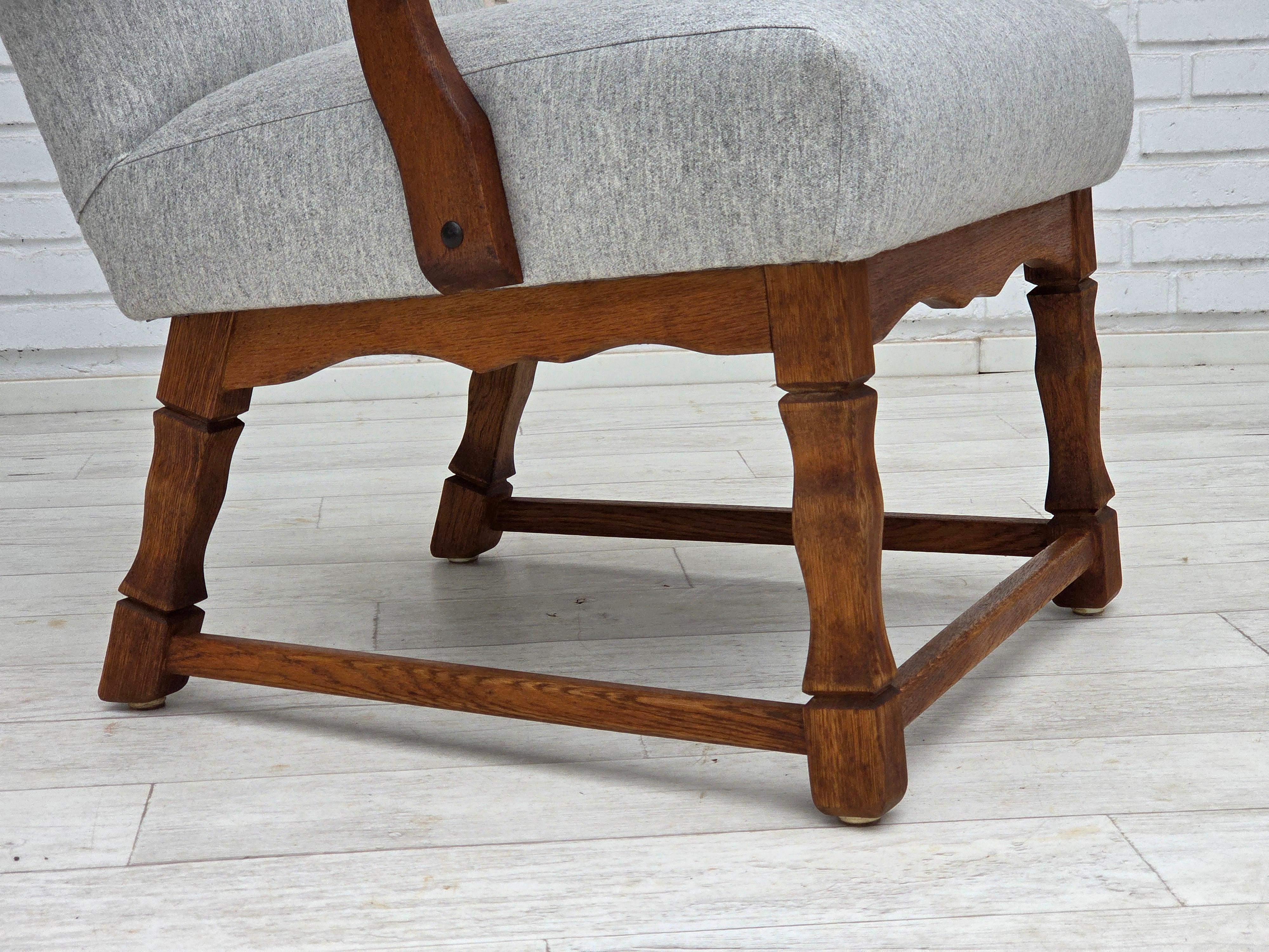 1950er Jahre, dänischer Sessel mit hoher Rückenlehne, neu gepolstert, Wolle, Eichenholz. im Angebot 7