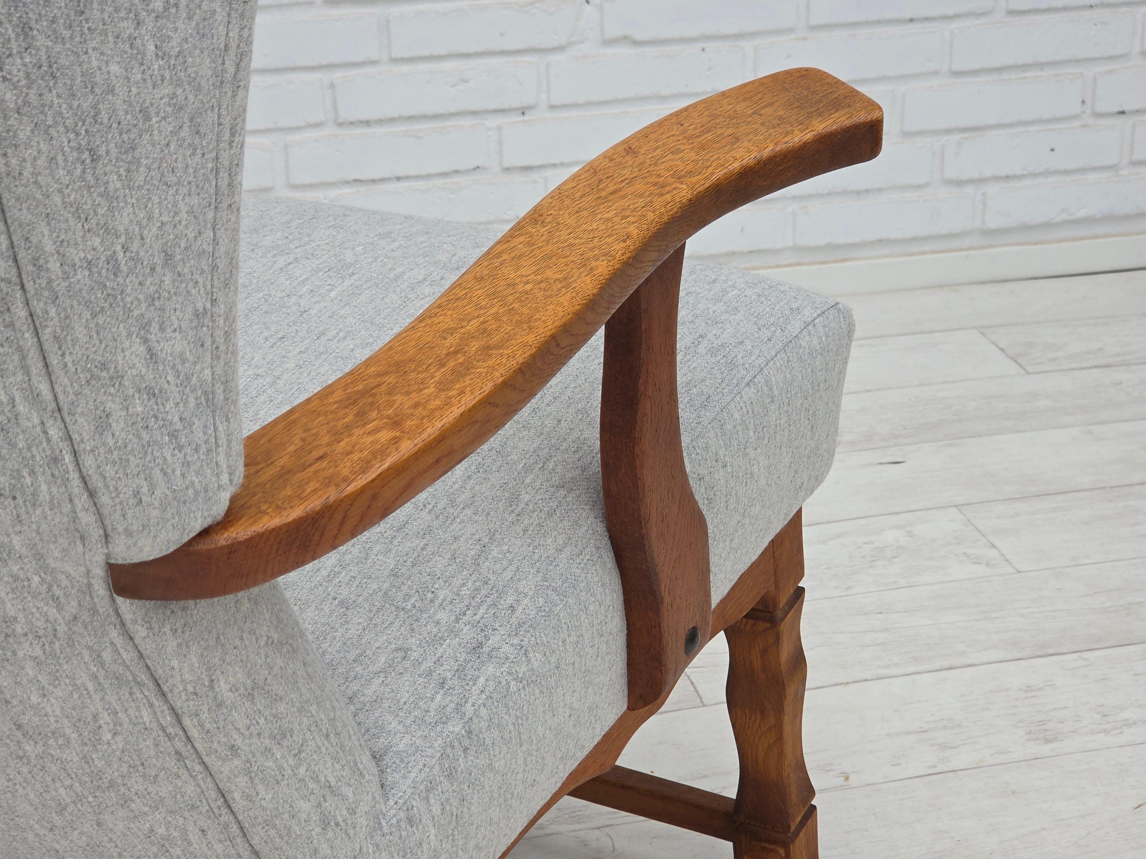 1950er Jahre, dänischer Sessel mit hoher Rückenlehne, neu gepolstert, Wolle, Eichenholz. im Angebot 8