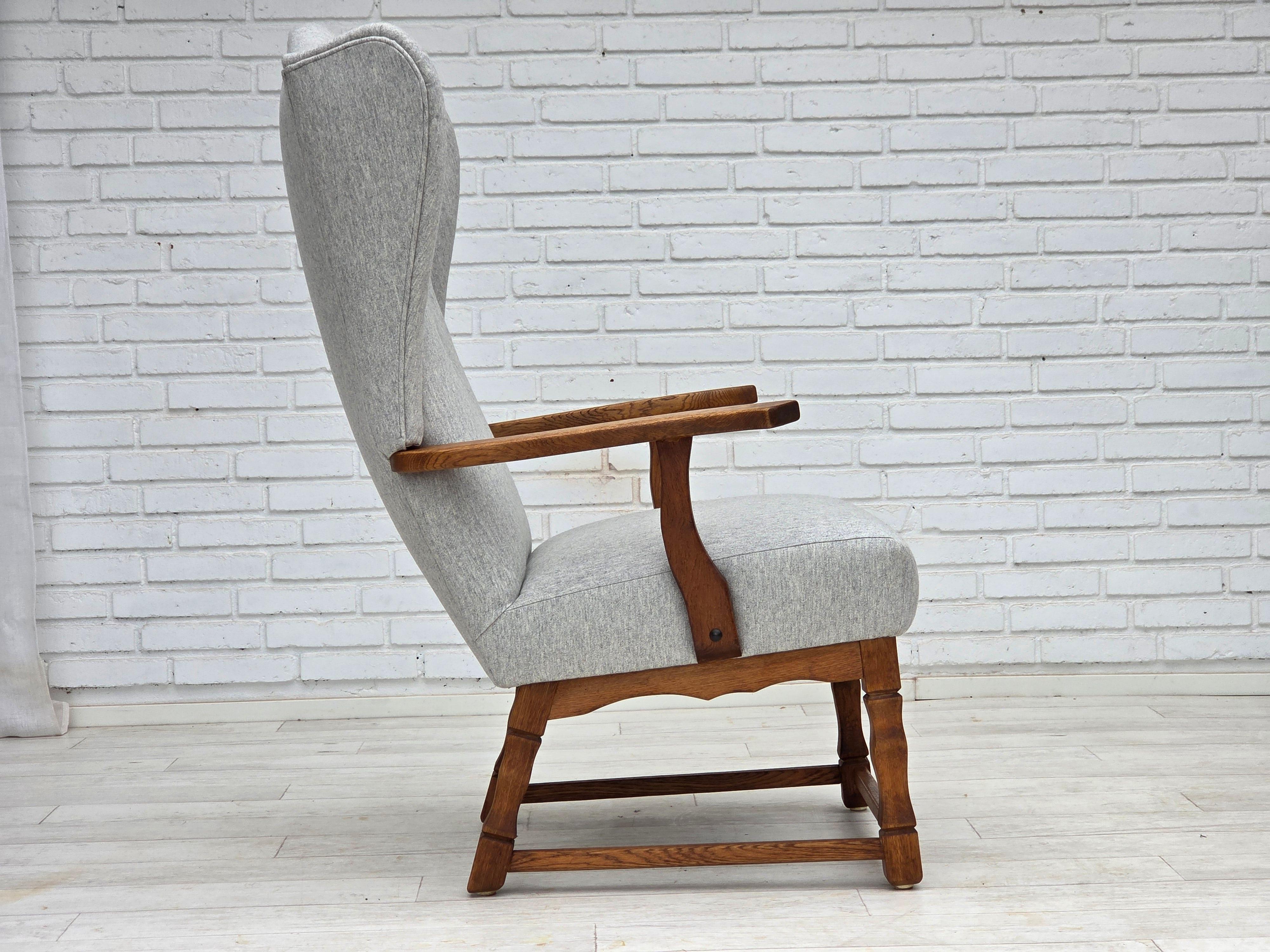 1950er Jahre, dänischer Sessel mit hoher Rückenlehne, neu gepolstert, Wolle, Eichenholz. (Skandinavische Moderne) im Angebot