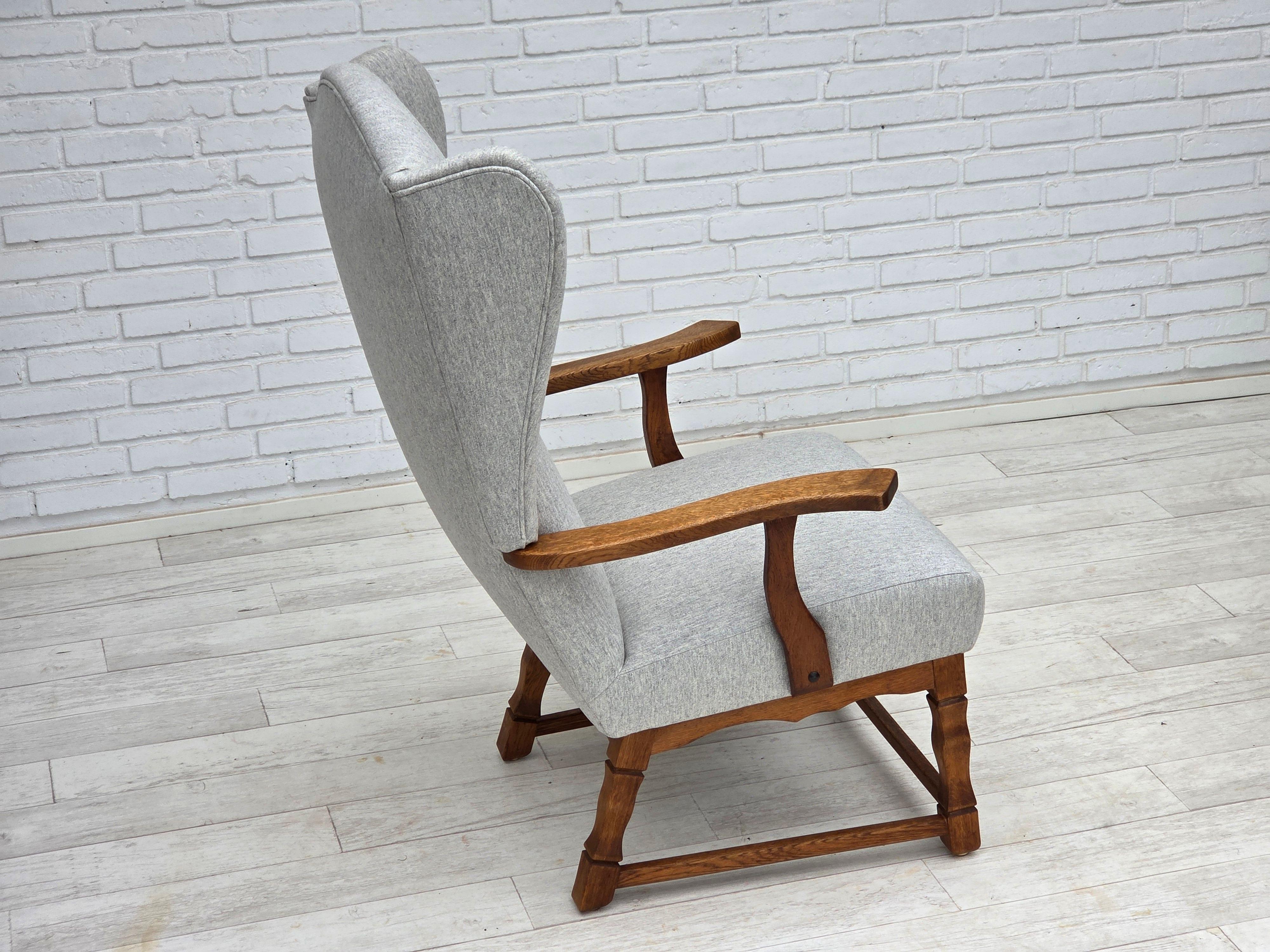 1950er Jahre, dänischer Sessel mit hoher Rückenlehne, neu gepolstert, Wolle, Eichenholz. (Dänisch) im Angebot