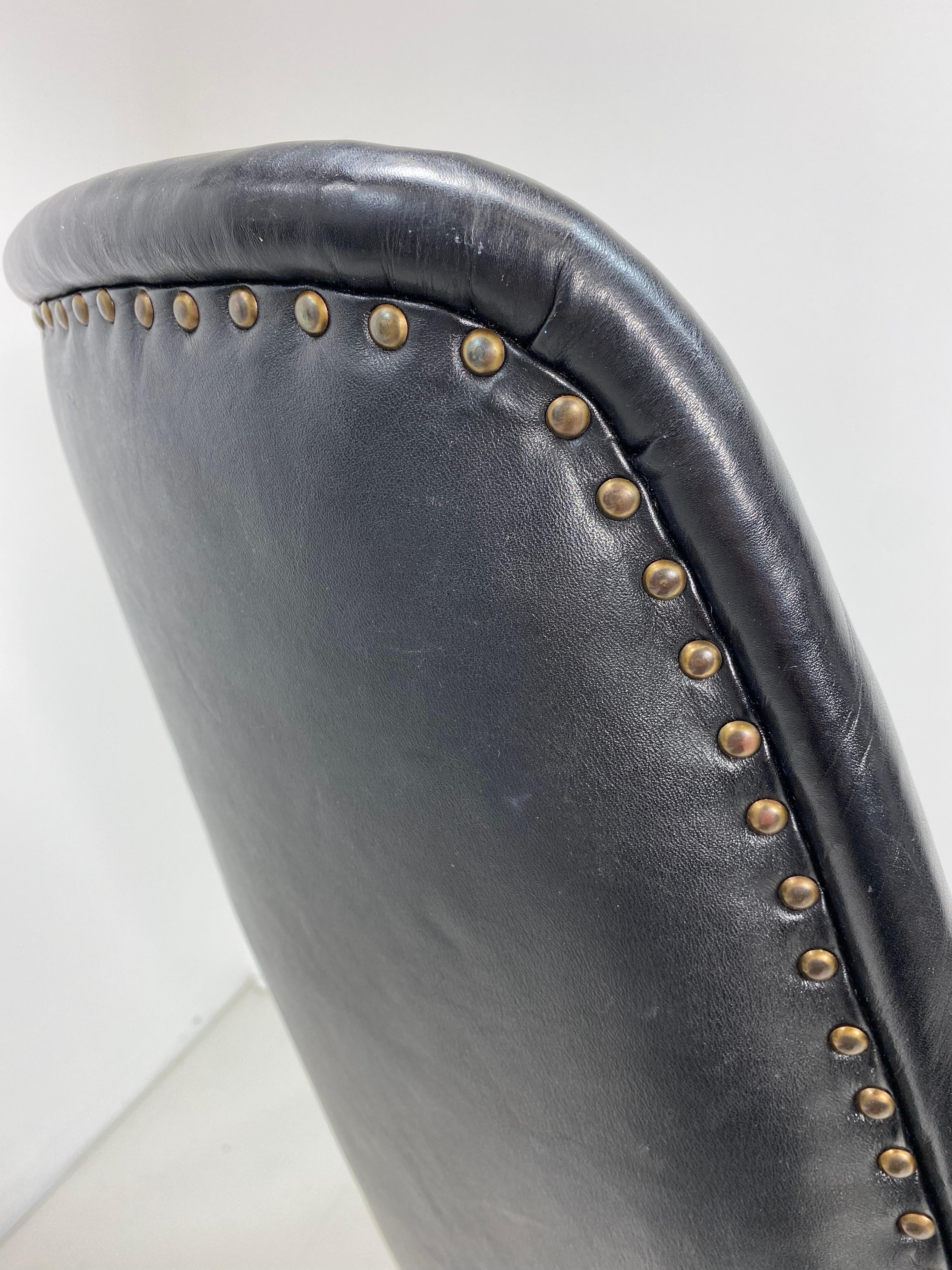 Cuir Chaise longue danoise à dossier haut en cuir des années 1950 en vente