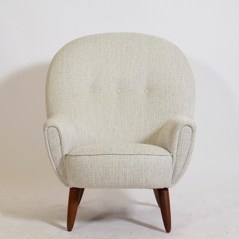 The perfect lounge chair for your living room, study or bedroom. 1950's Danish modern, in a pleasing, stylish form, newly upholsterd in light-colored fabric, fits in anywhere. Very comfortable to sit in.