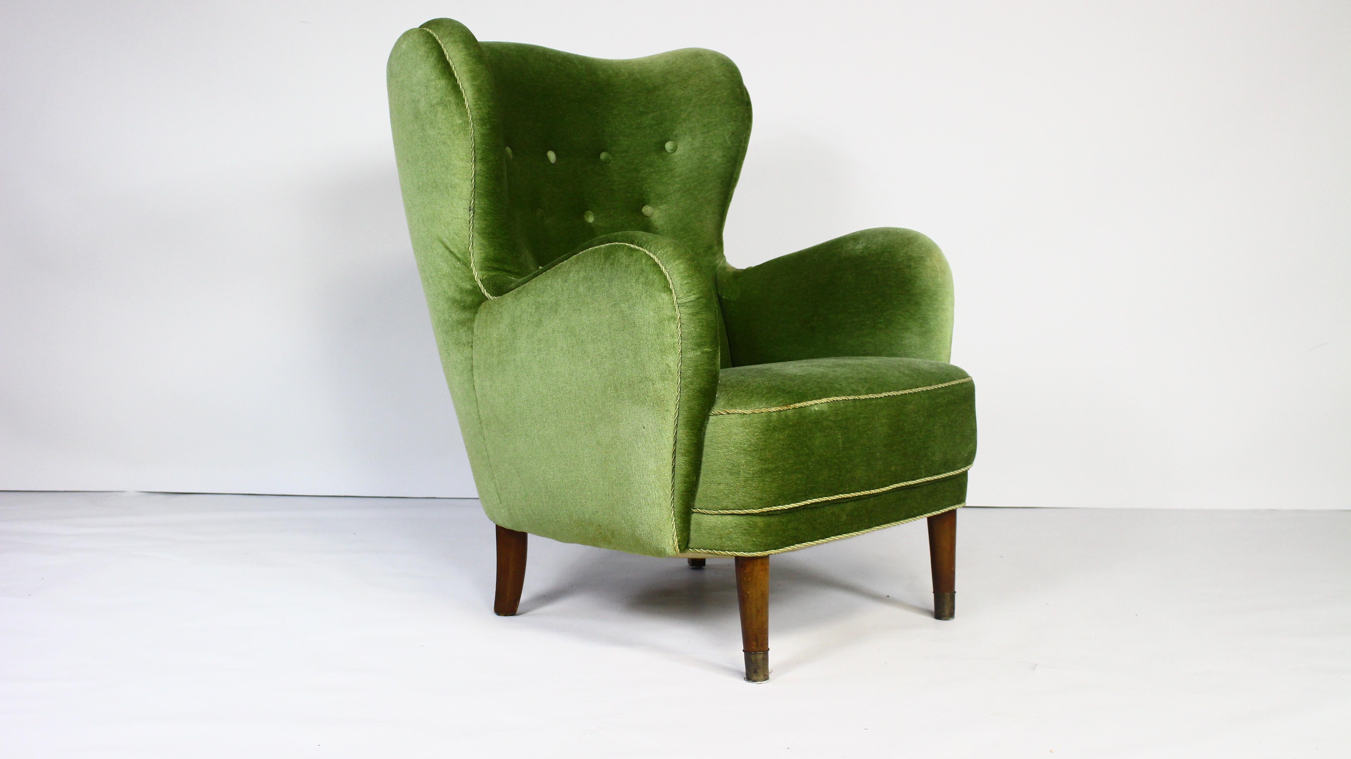 Mid-Century Modern 1950s Danish Lounge Chair in Green Velvet For Sale