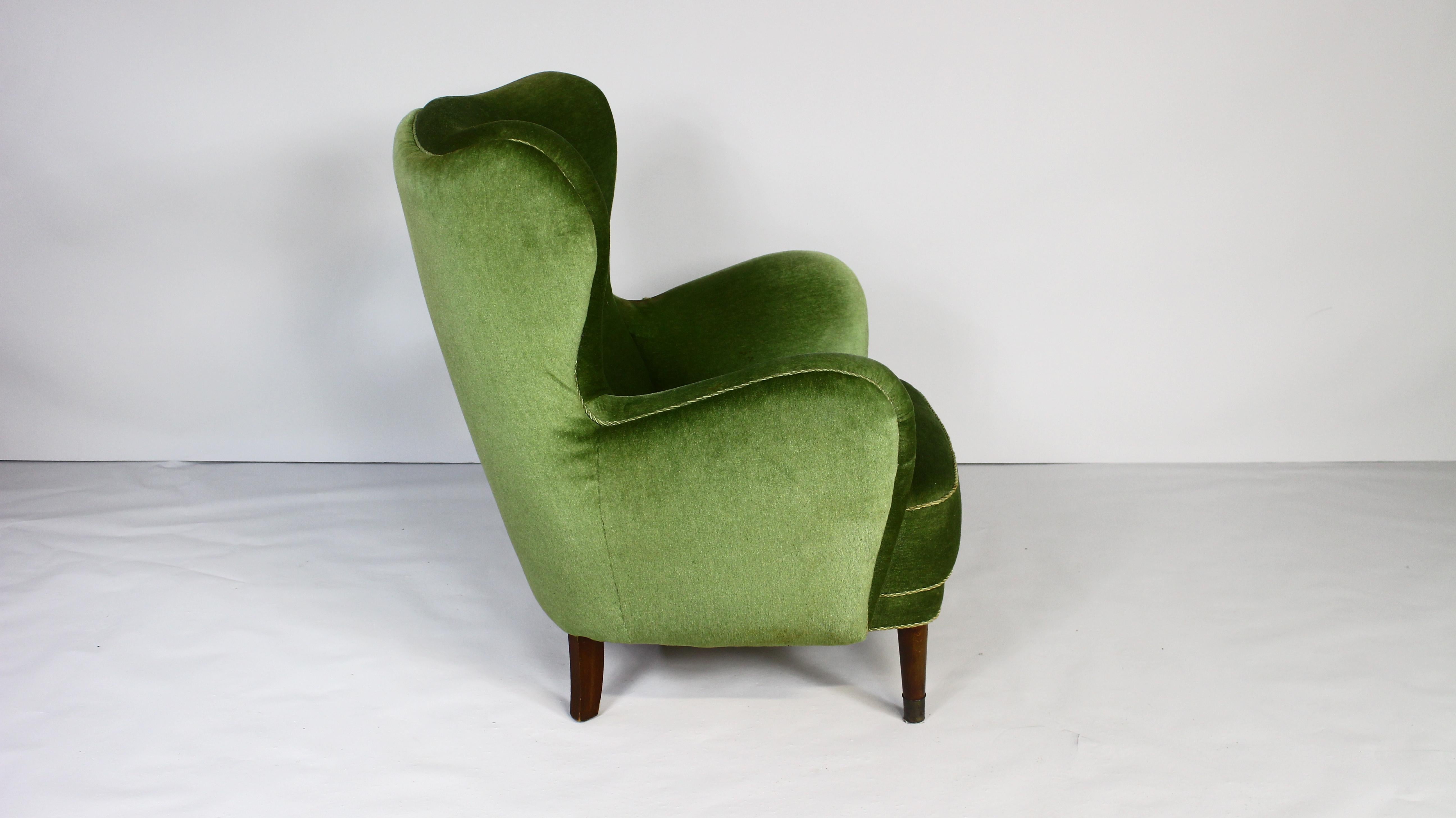 1950s Danish Lounge Chair in Green Velvet For Sale 1
